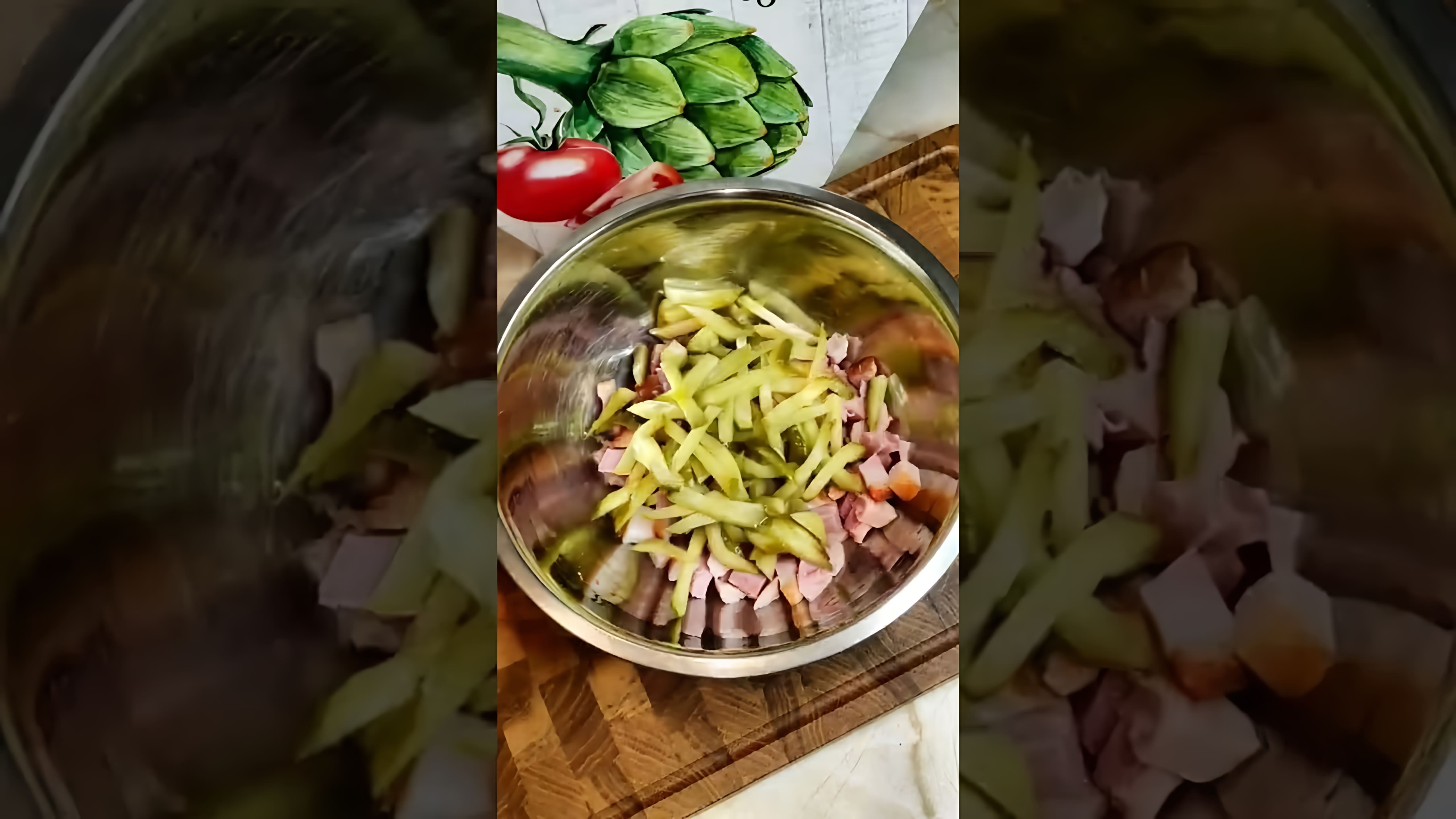 В этом видео-ролике вы увидите, как приготовить обалденный салат с копченой курицей