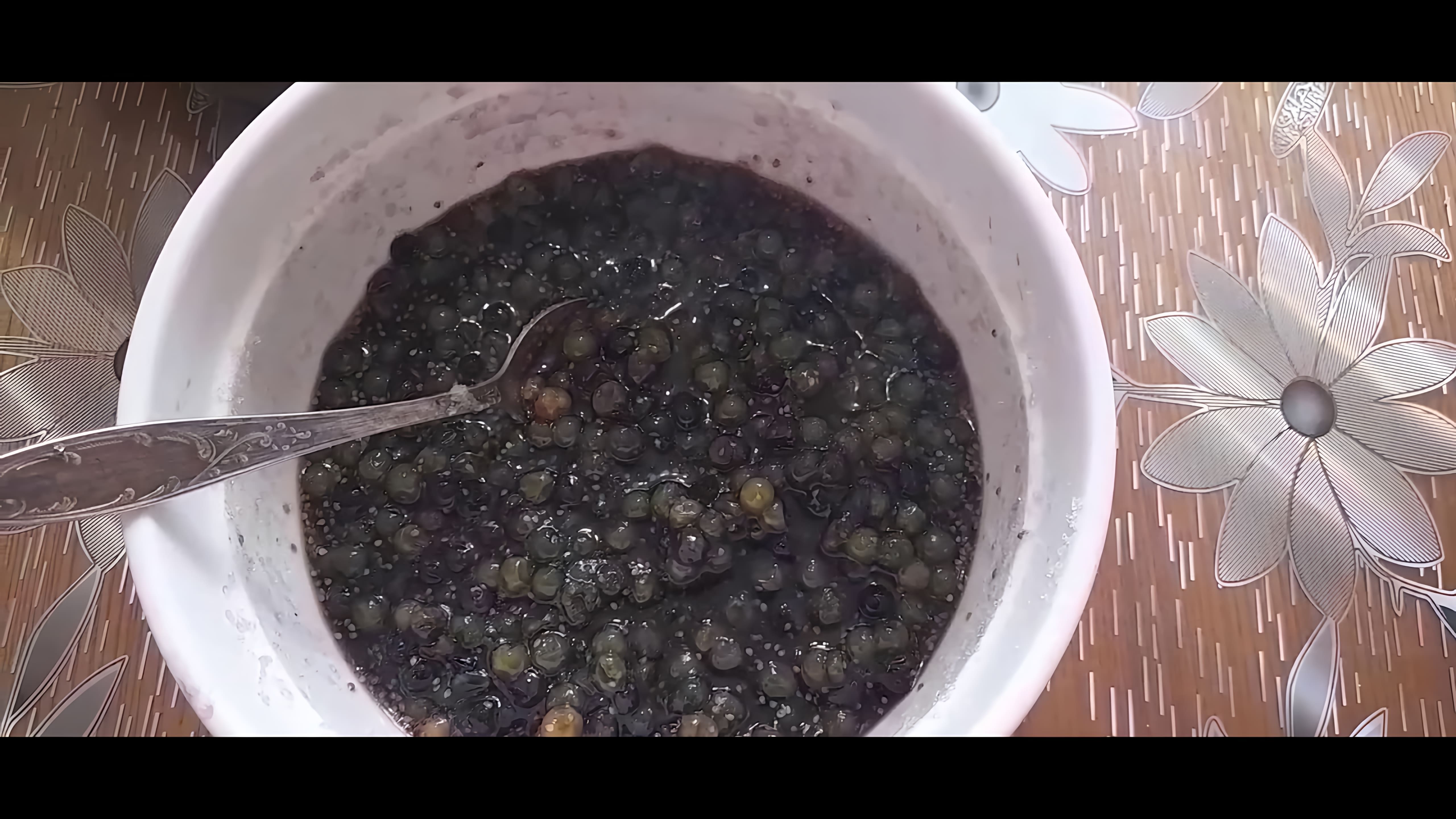 В этом видео демонстрируется процесс приготовления жареных пирожков с воронежской и варенья из паслёна