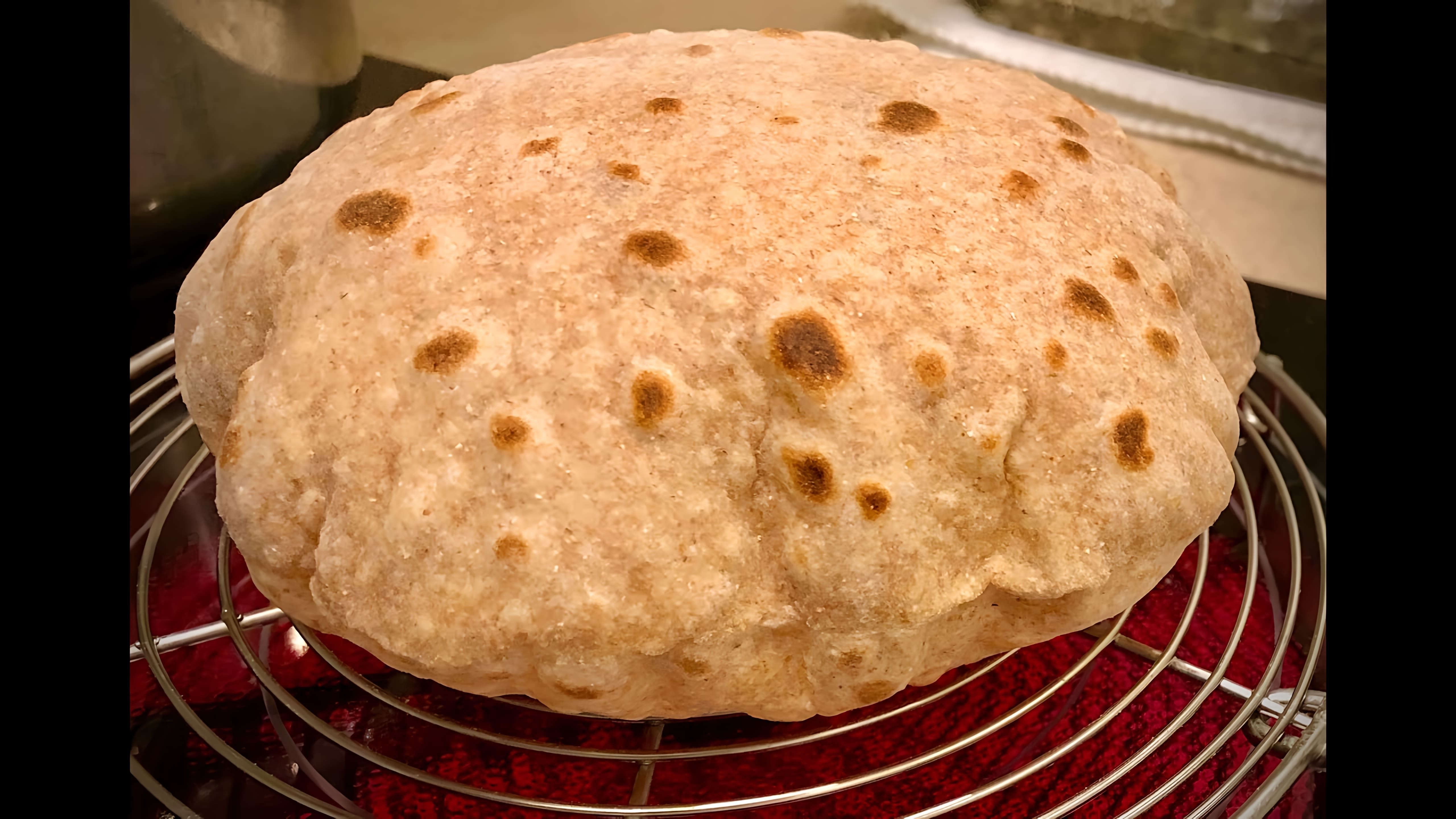Чапати - традиционный плоский хлеб, который обычно подают с карри и овощами в индийской кухне