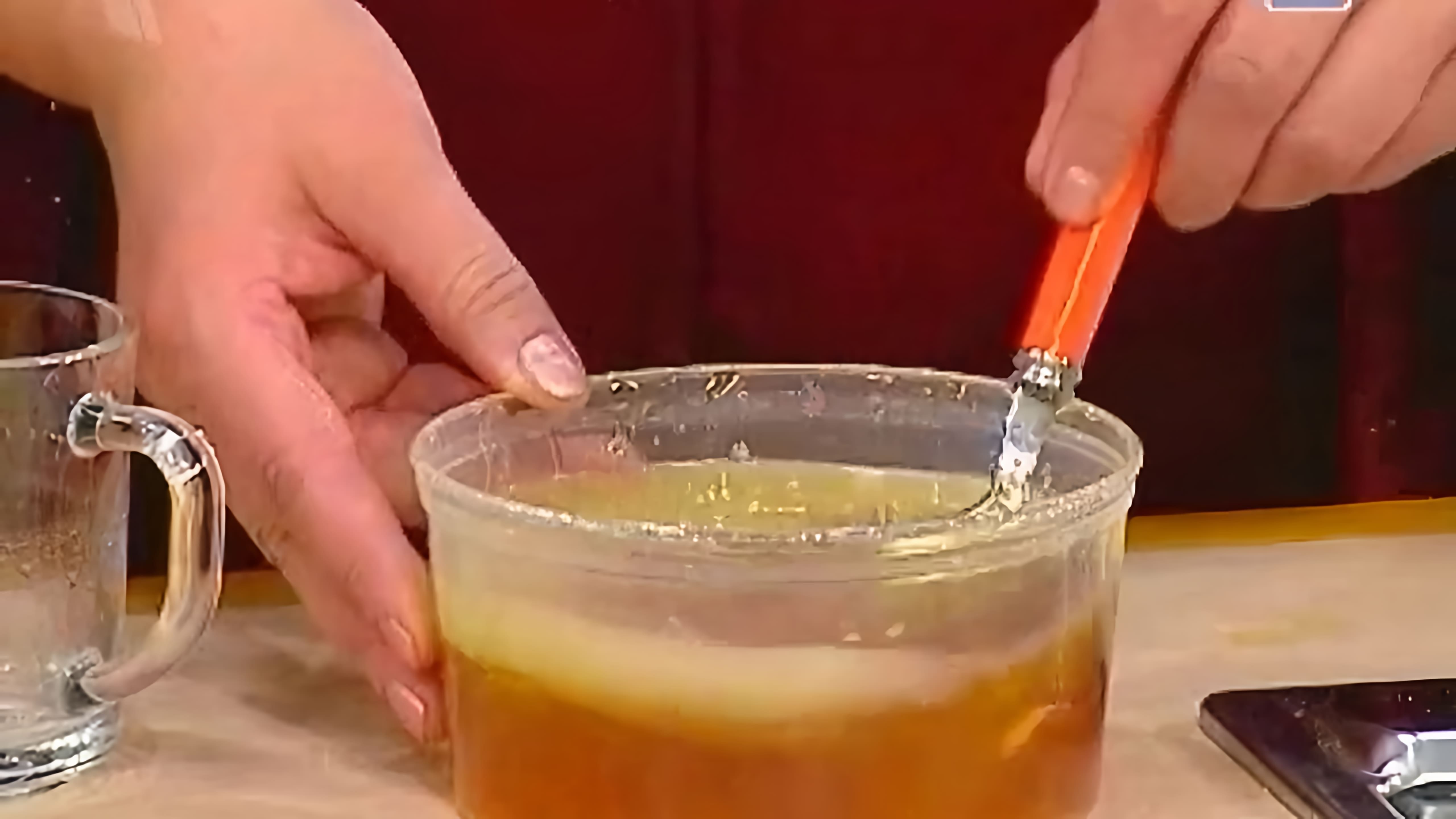 В этом видео рассказывается о рецепте эликсира молодости, который состоит из мёда, лимонного сока и оливкового масла