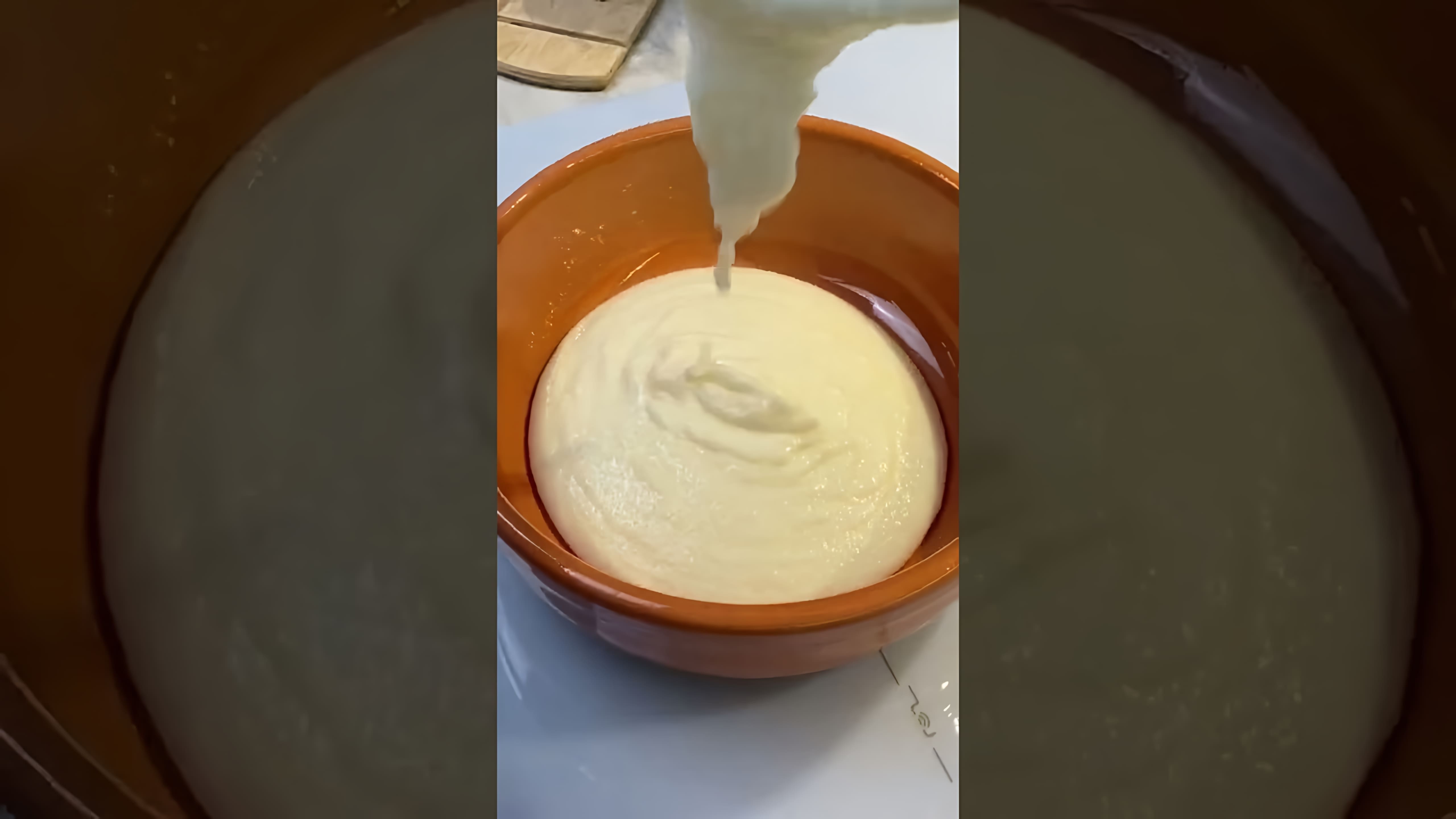 В этом видео рассказывается о том, как приготовить самую вкусную манную кашу без комочков