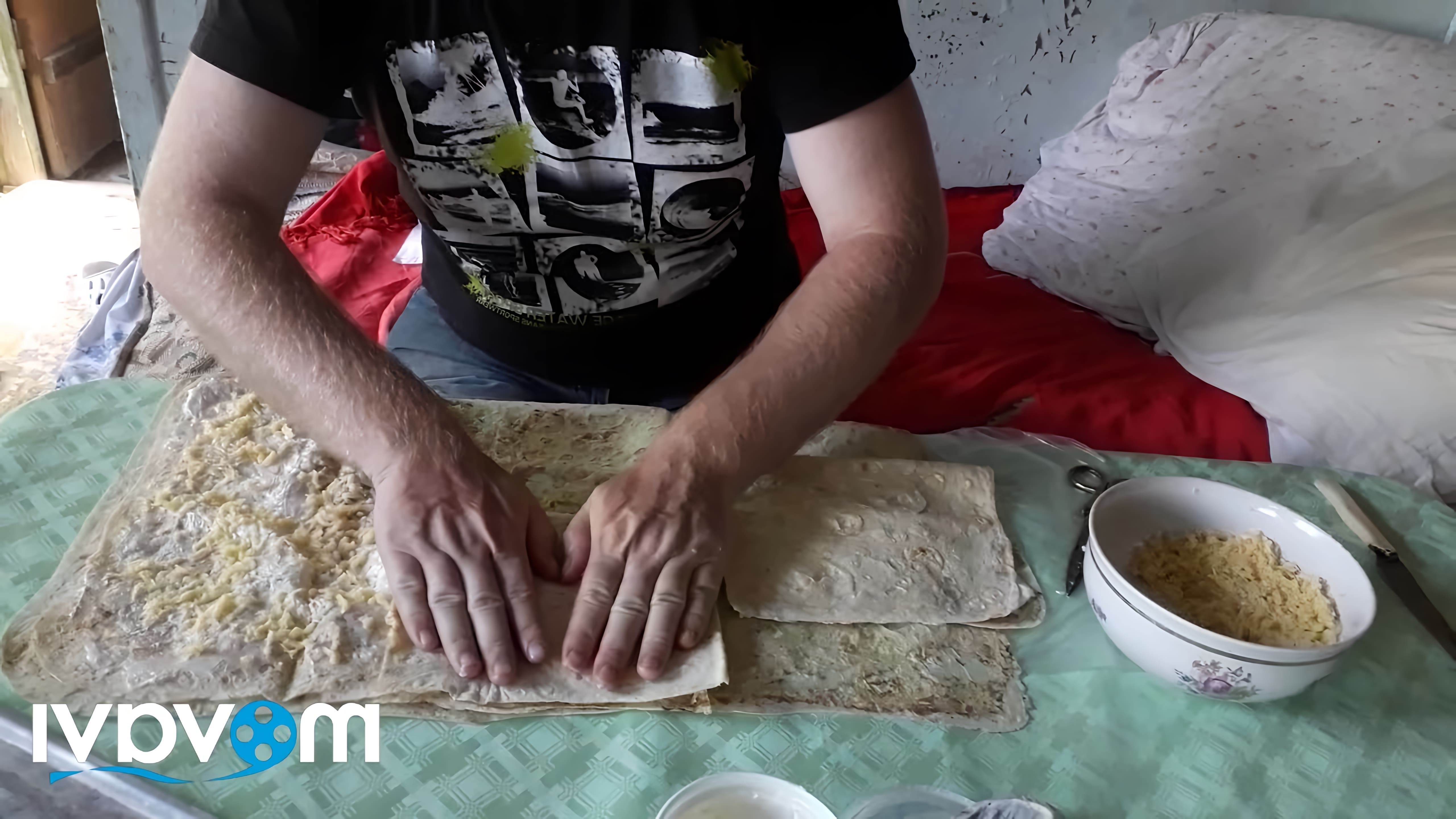 Видео: #Рецепт из #лаваша #сыром / майонезом / жарить с / углём на 6 минут 1 06 2020