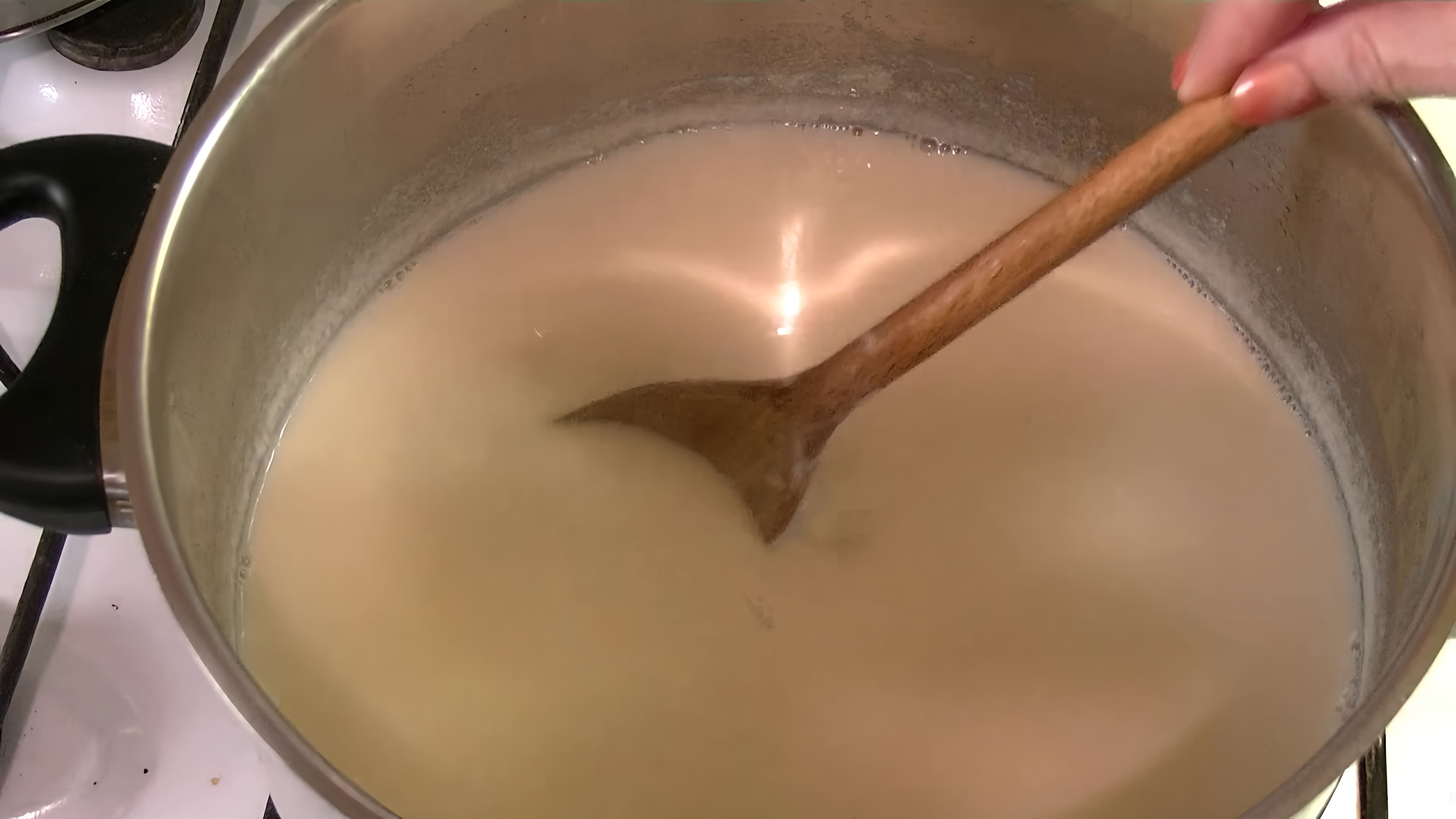 В этом видео демонстрируется процесс приготовления сгущенного молока из домашнего молока