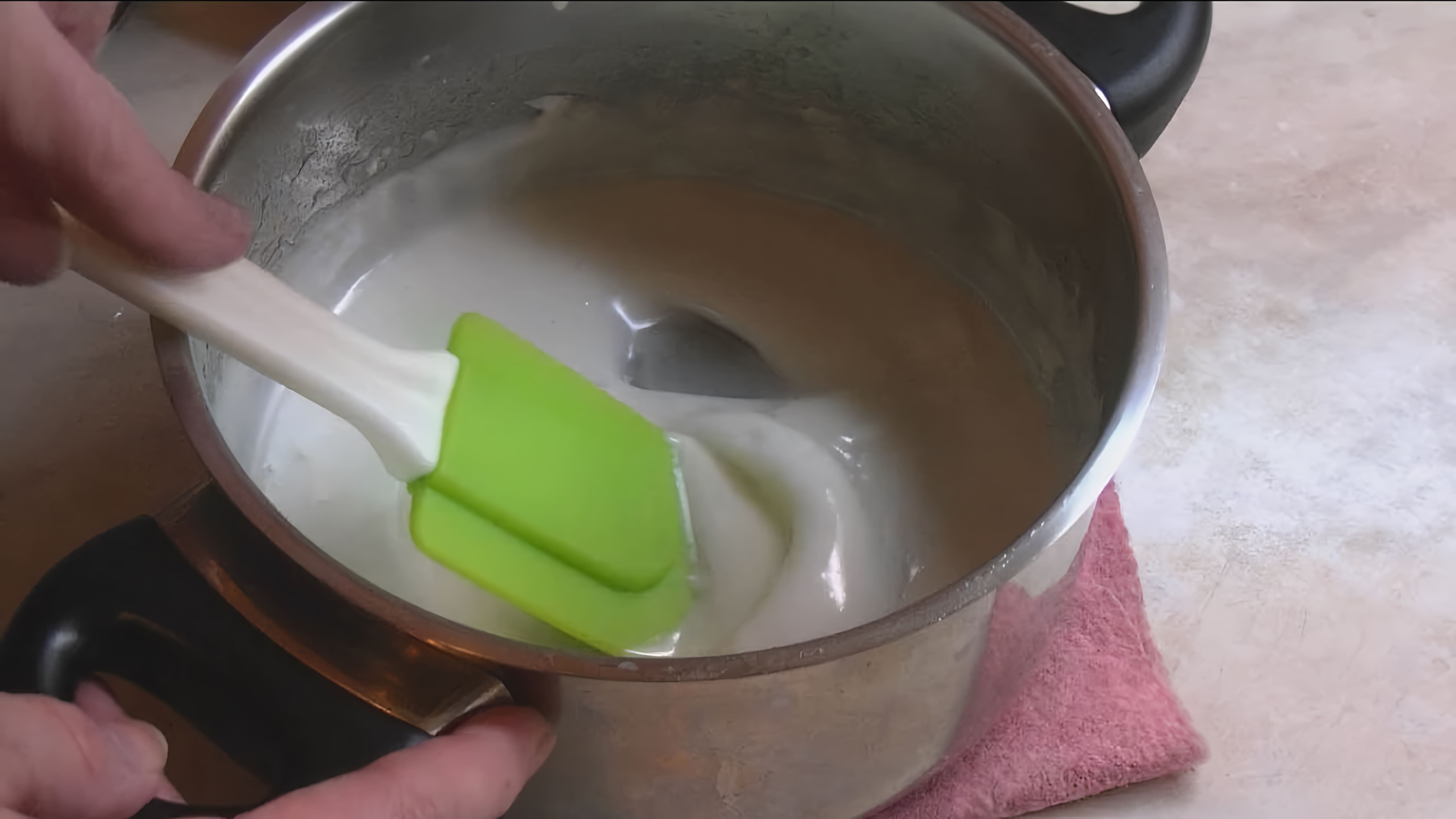 В видео-ролике "Сахарная помадка, глазурь" демонстрируется процесс приготовления сладкого десерта