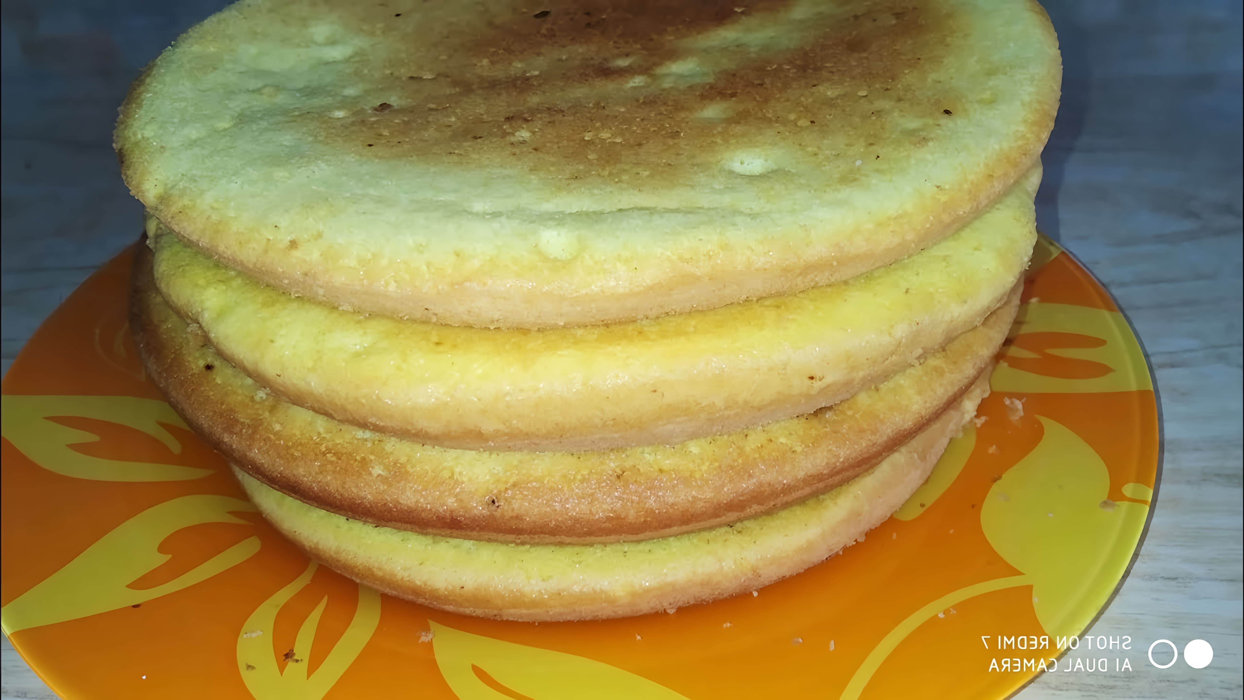 В этом видео демонстрируется процесс приготовления бисквита на сковороде без использования духовки