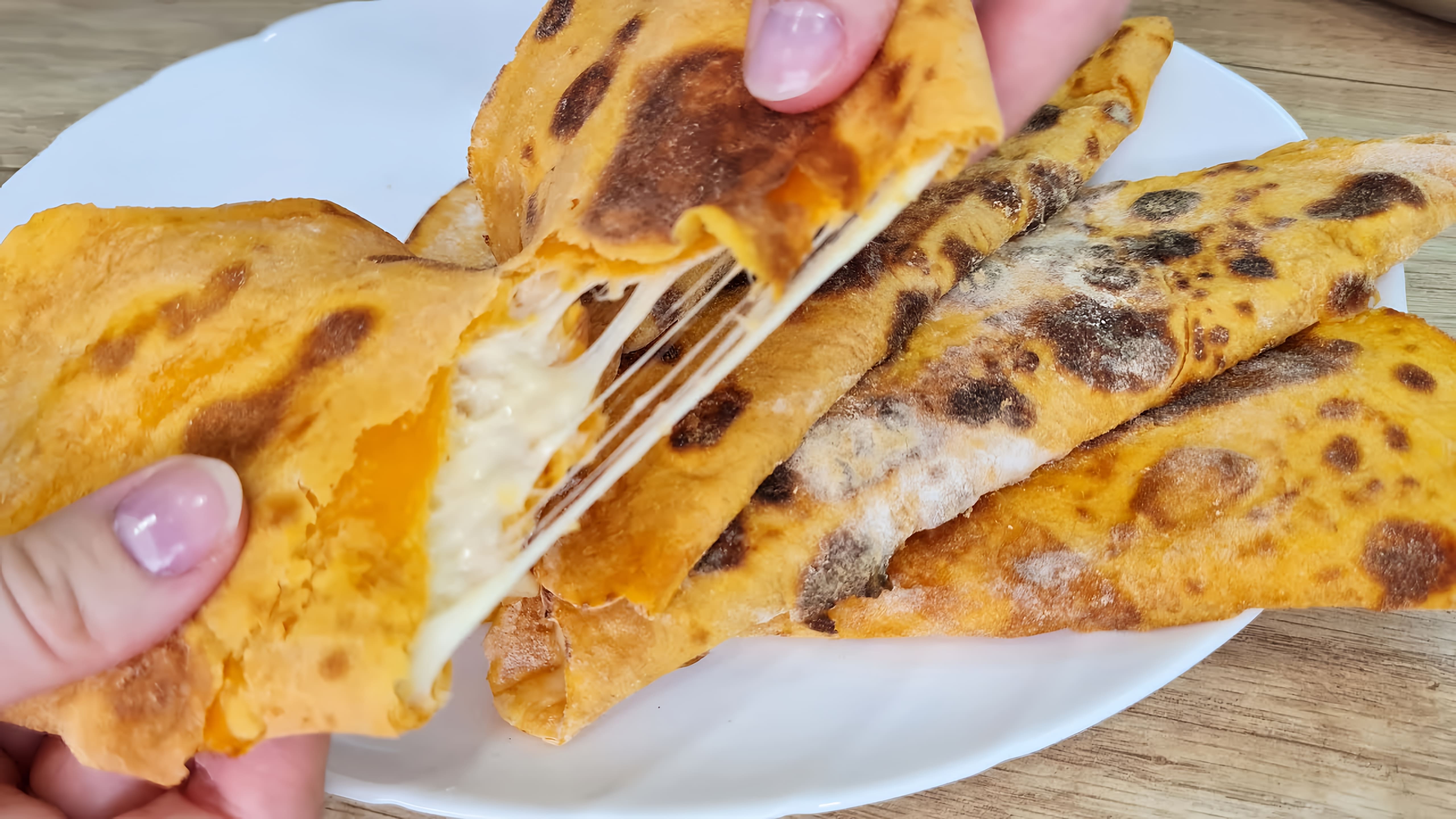 В этом видео демонстрируется процесс приготовления лепешек с сыром и кунжутом