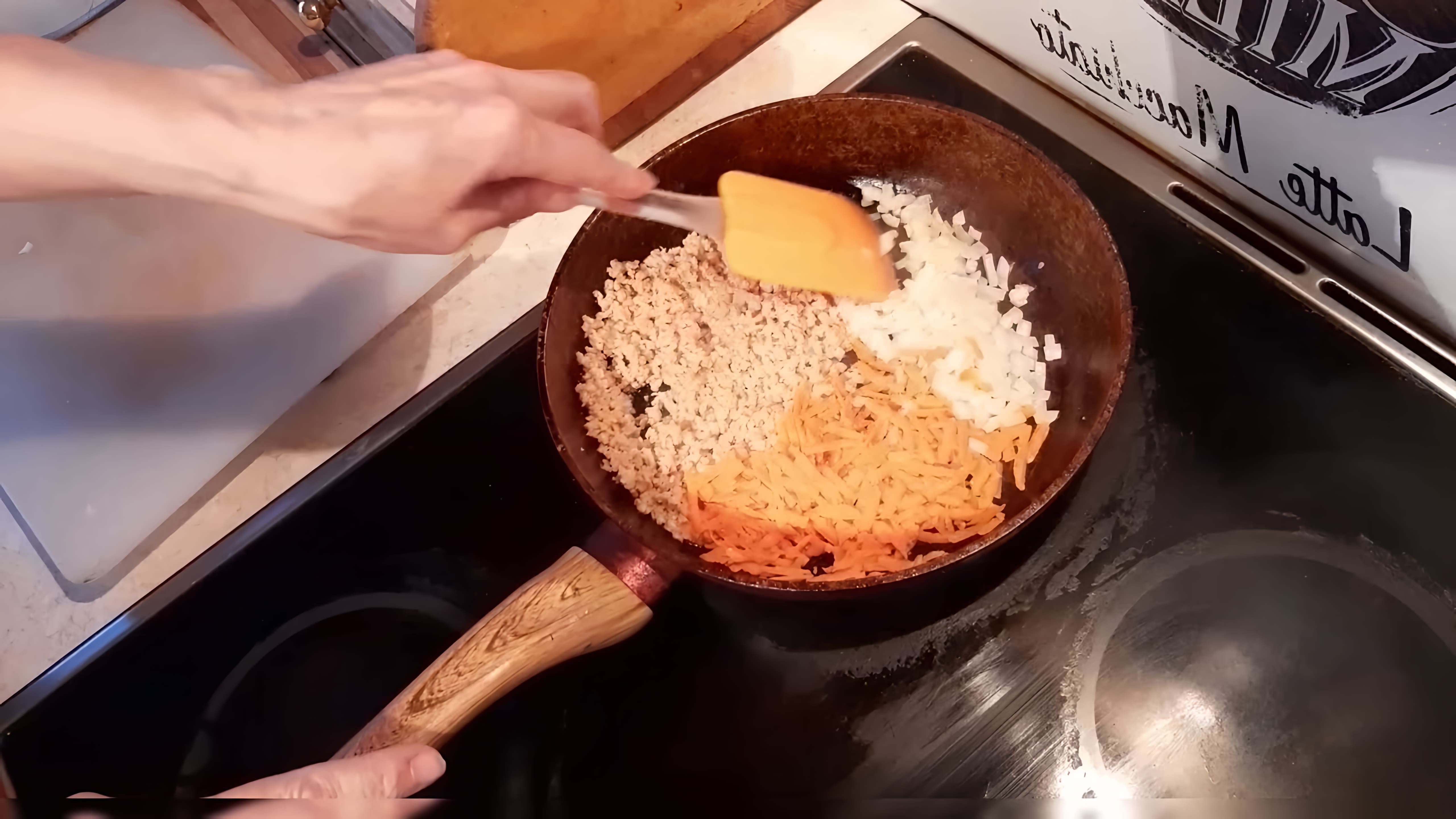 В этом видео демонстрируется процесс приготовления паштета из соевого фарша
