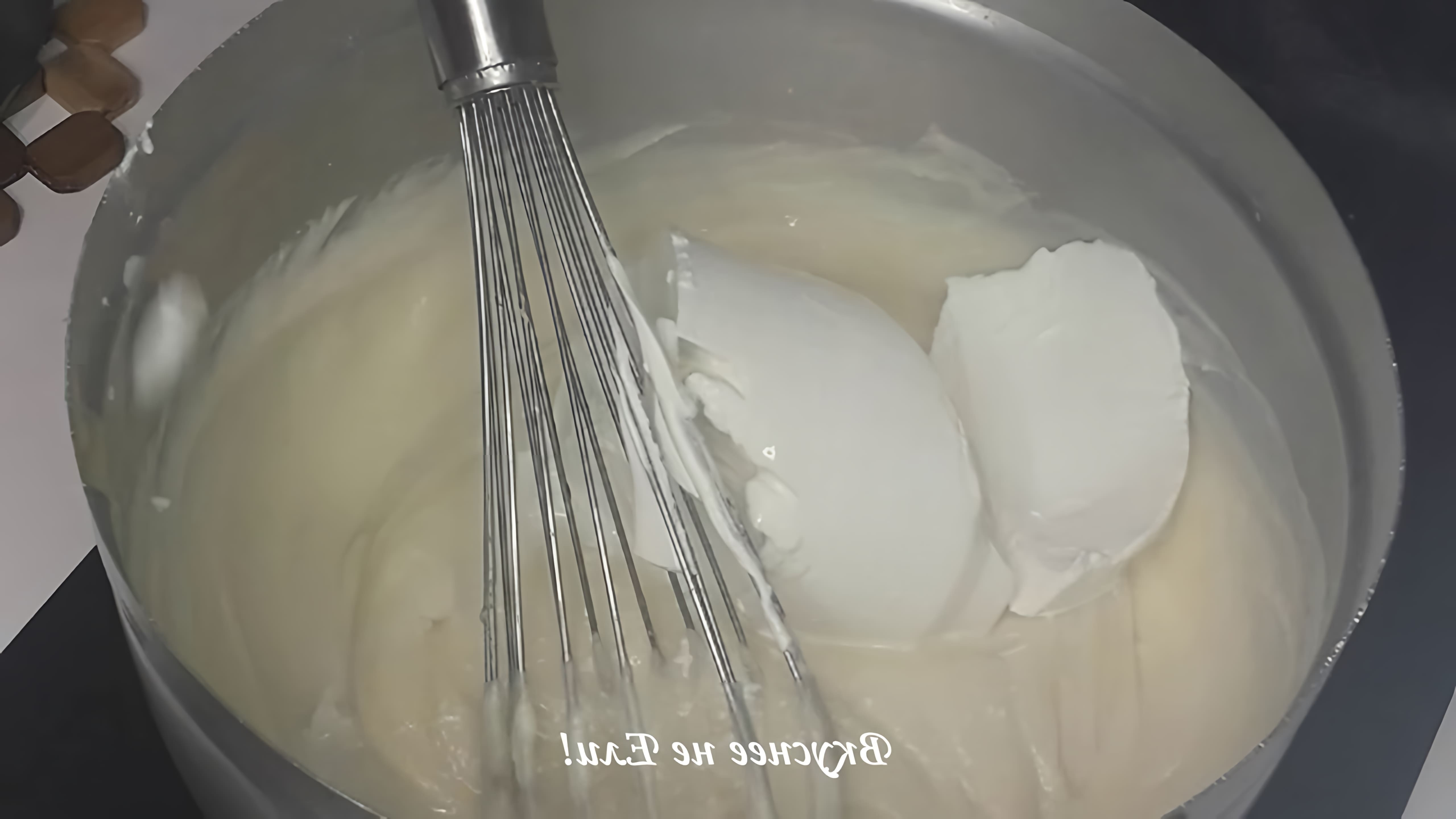 В этом видео демонстрируется простой и быстрый рецепт сметанного соуса