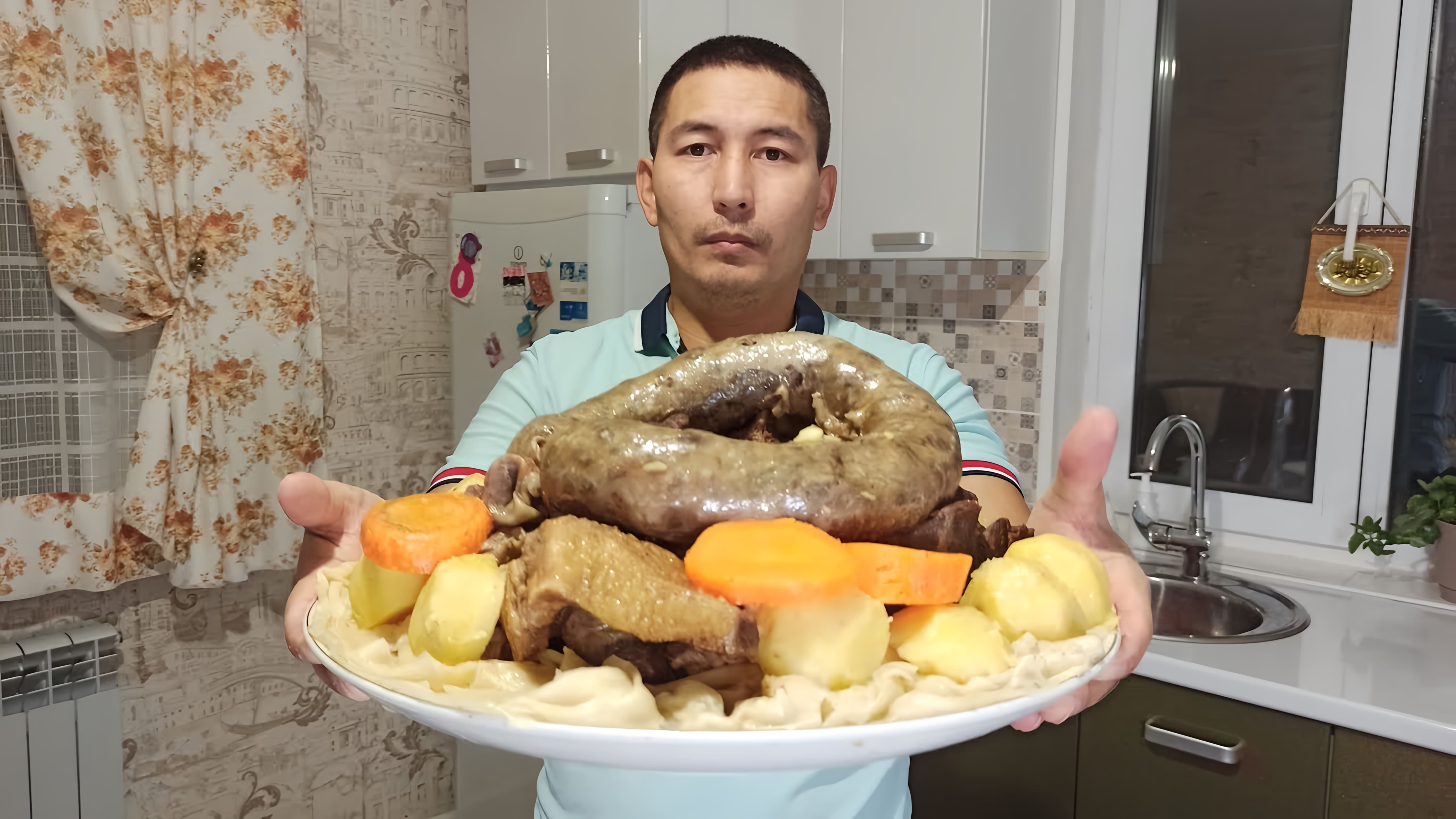 Бешбармак - это традиционное блюдо казахской кухни, которое готовится из конины