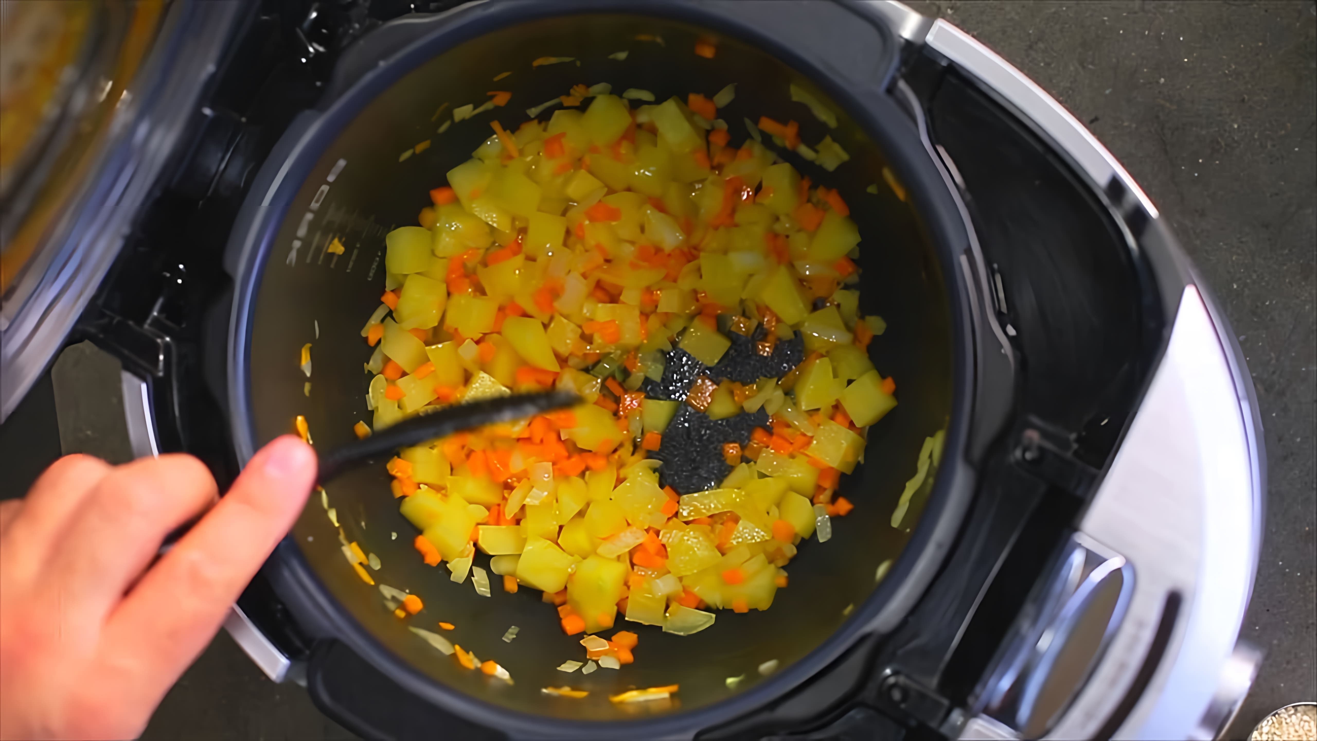В данном видео-ролике Алексей Зенин, известный шеф-повар, демонстрирует процесс приготовления горохового супа с копченостями в мультишефе BORK U800