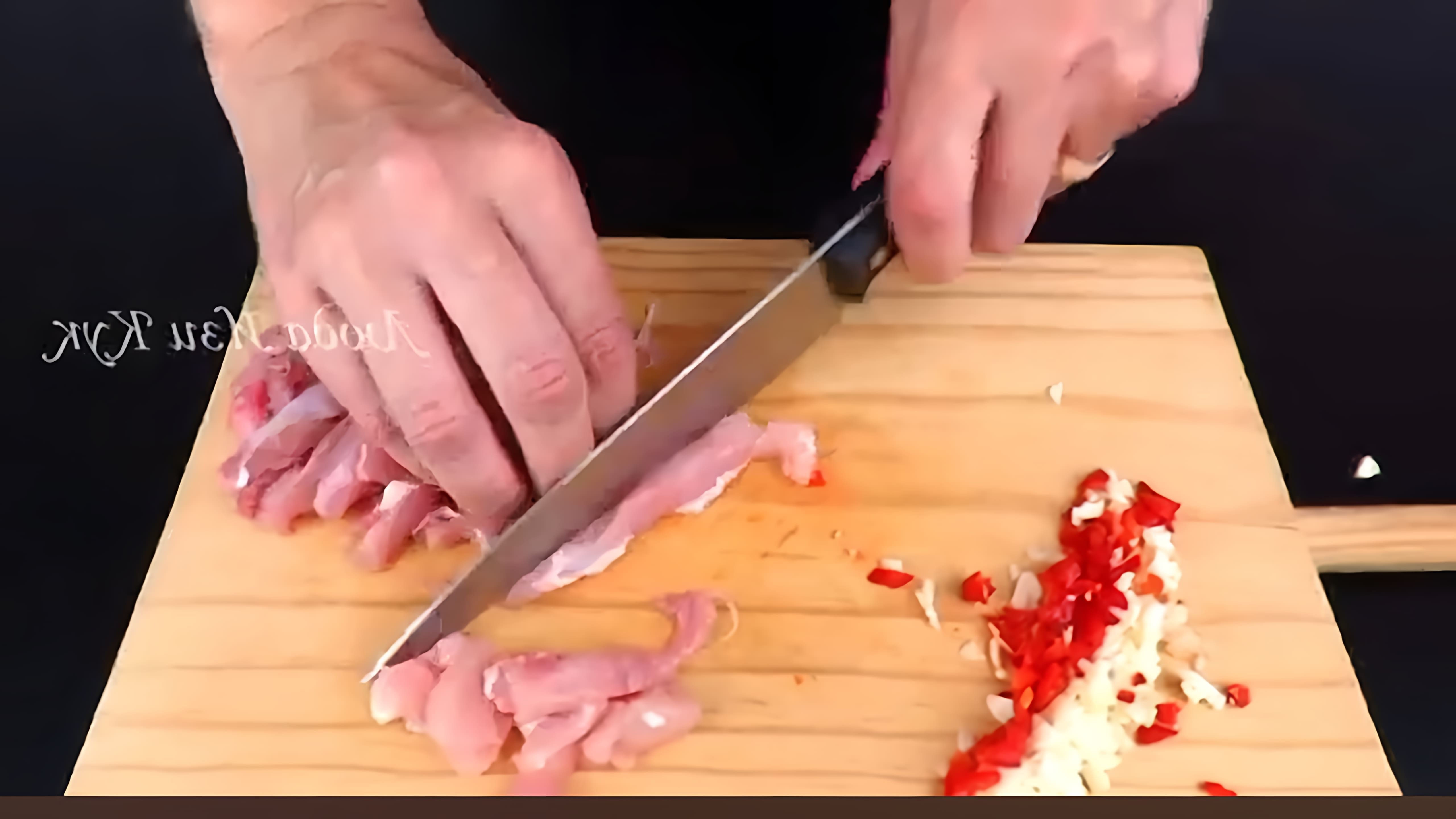 В этом видео демонстрируется рецепт приготовления вкусного и ароматного теплого салата с курицей терияки