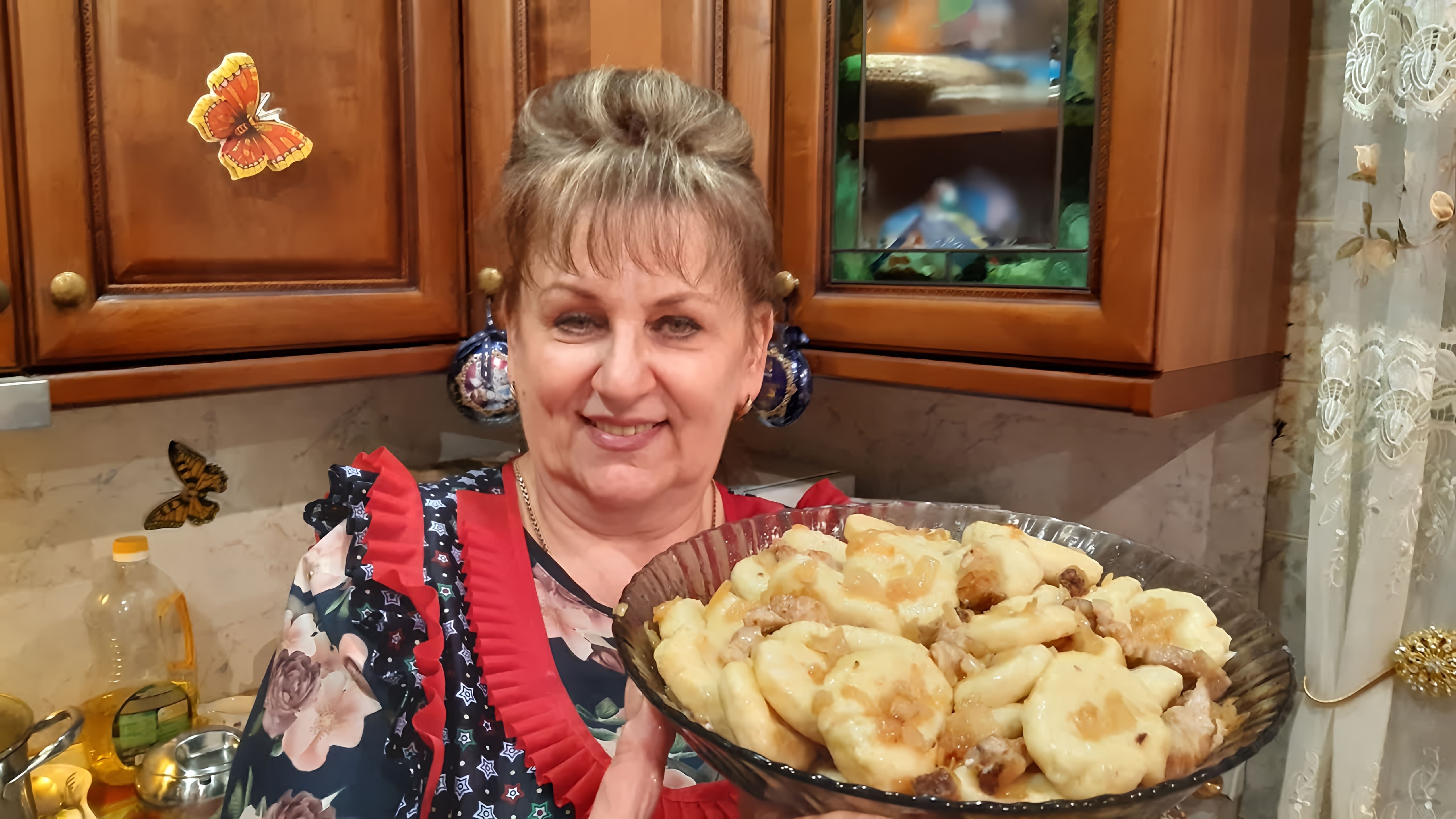 В этом видео демонстрируется рецепт приготовления ленивых вареников с картофелем и луком
