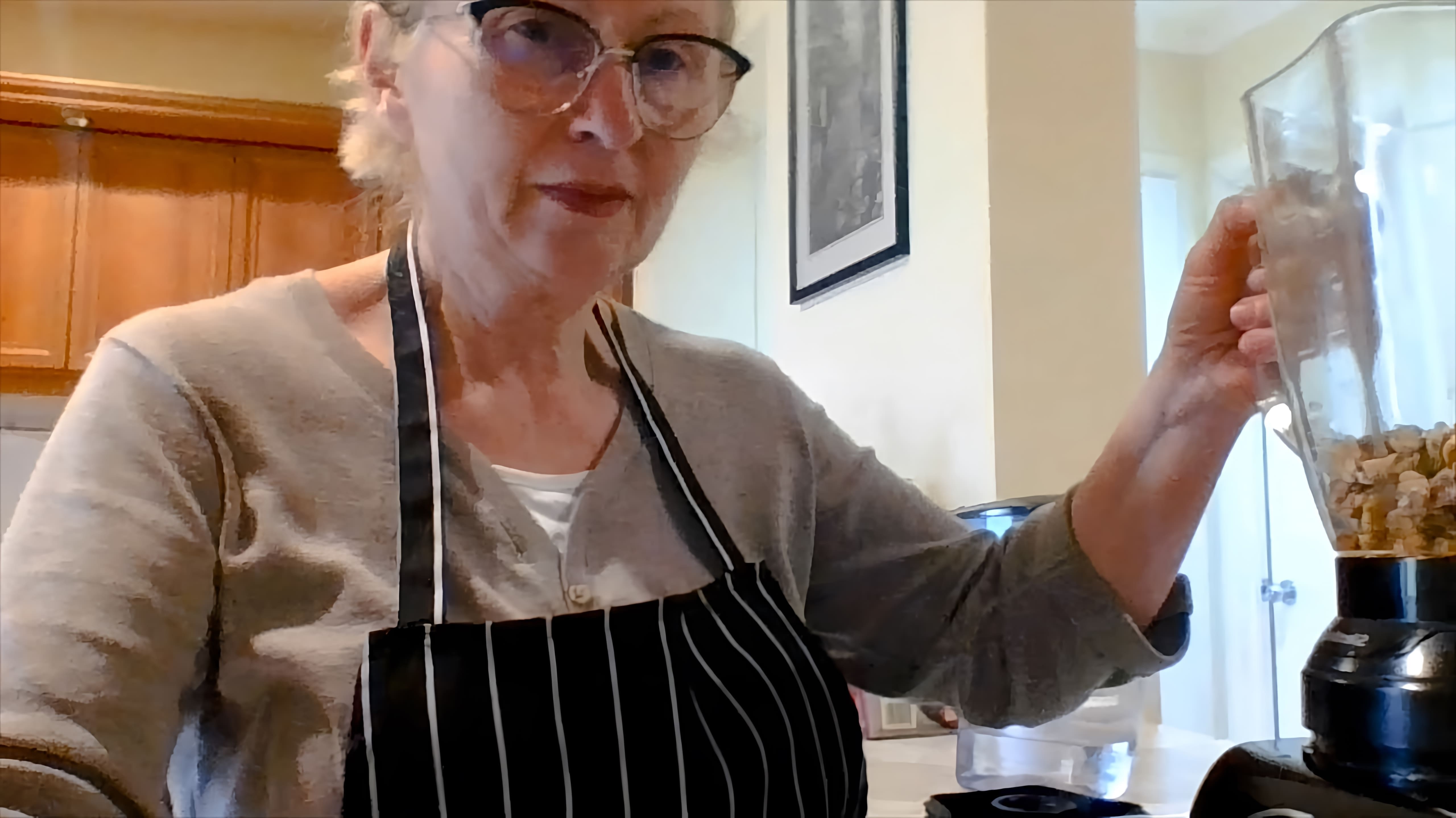 В этом видео демонстрируется процесс приготовления грузинского соуса из грецких орехов