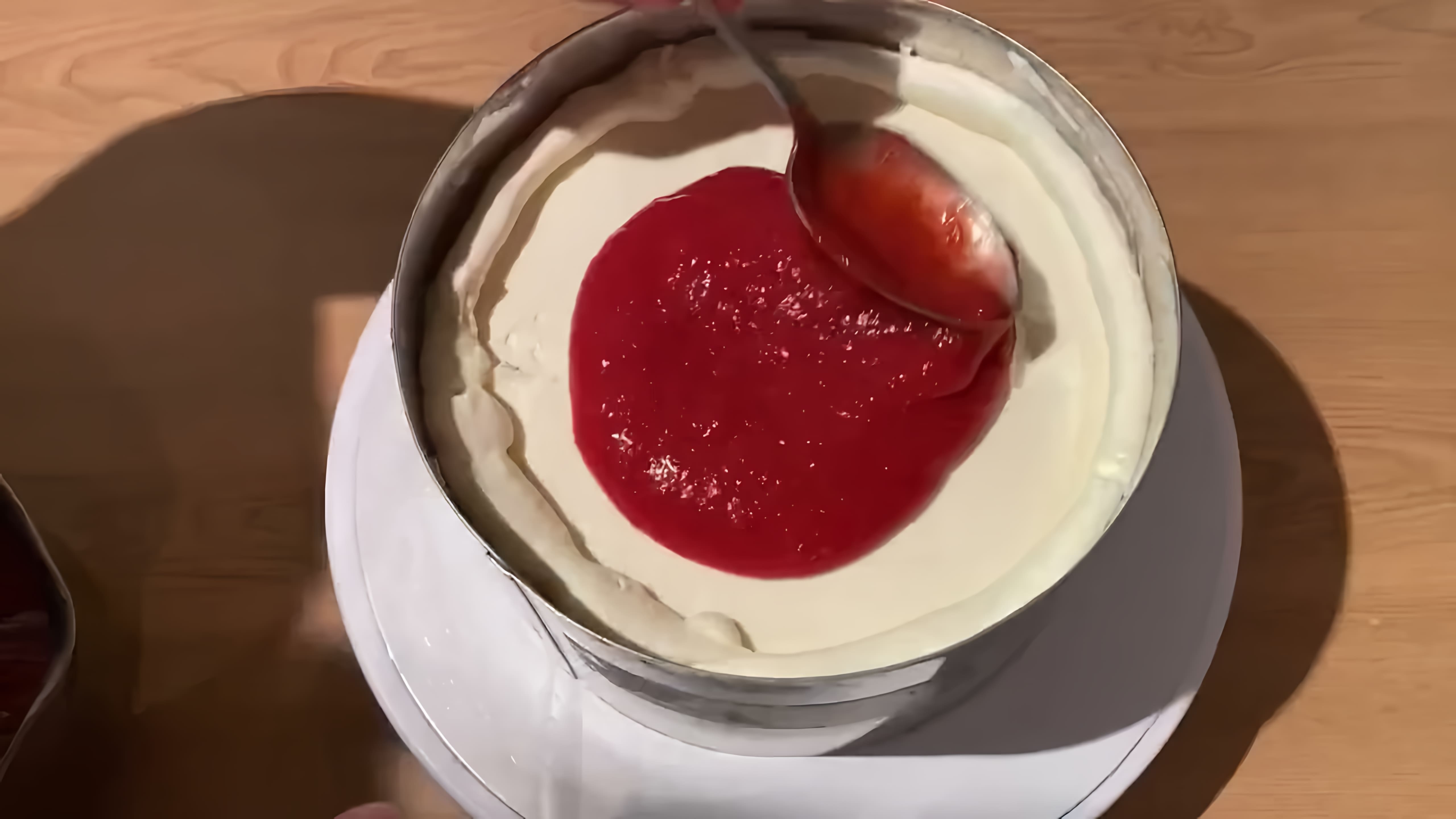 В этом видео демонстрируется рецепт приготовления торта "Молочная девочка с клубникой"