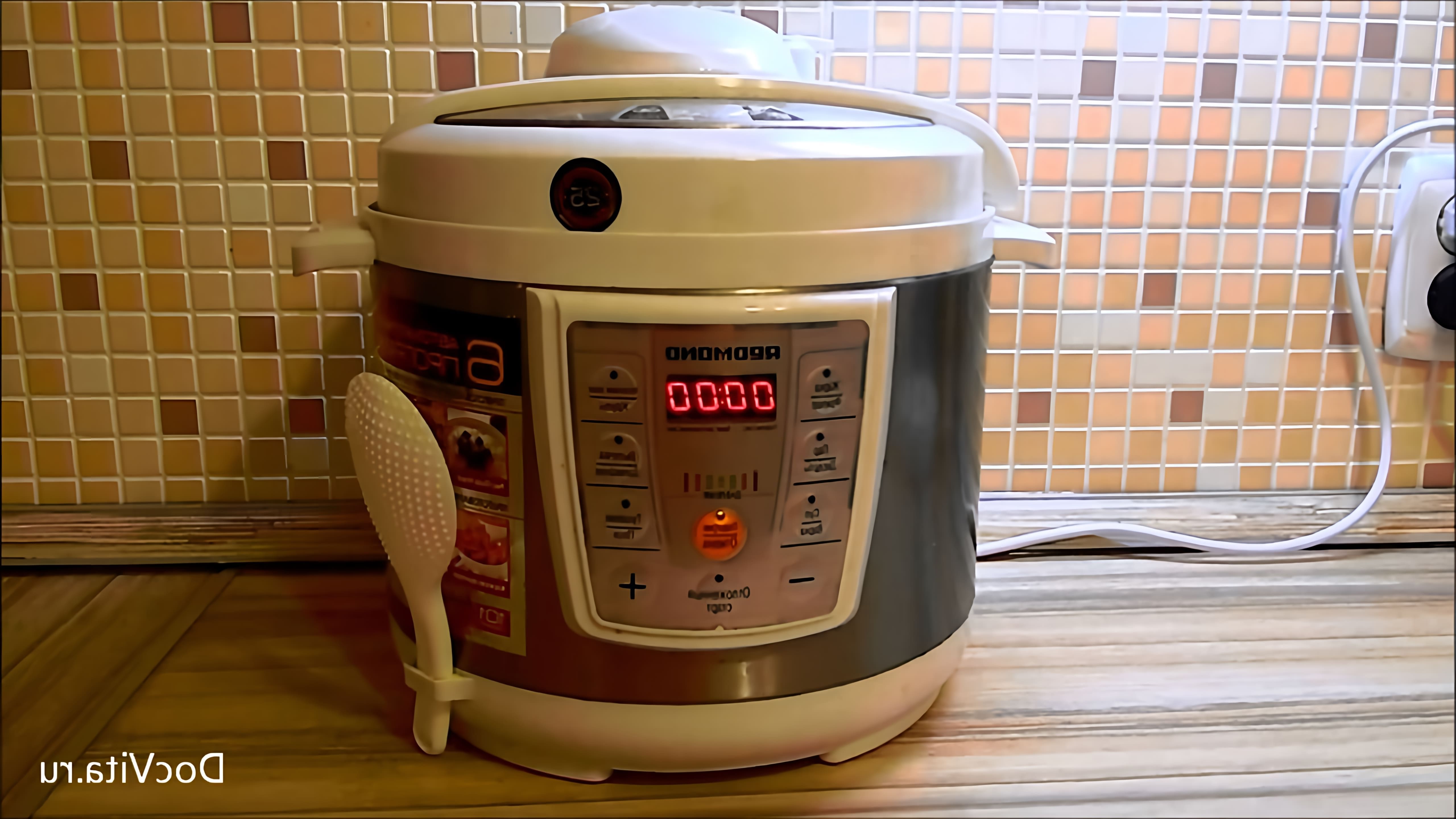 В этом видео демонстрируется процесс приготовления овсяной каши в мультиварке-скороварке на одну порцию для годовалого ребенка