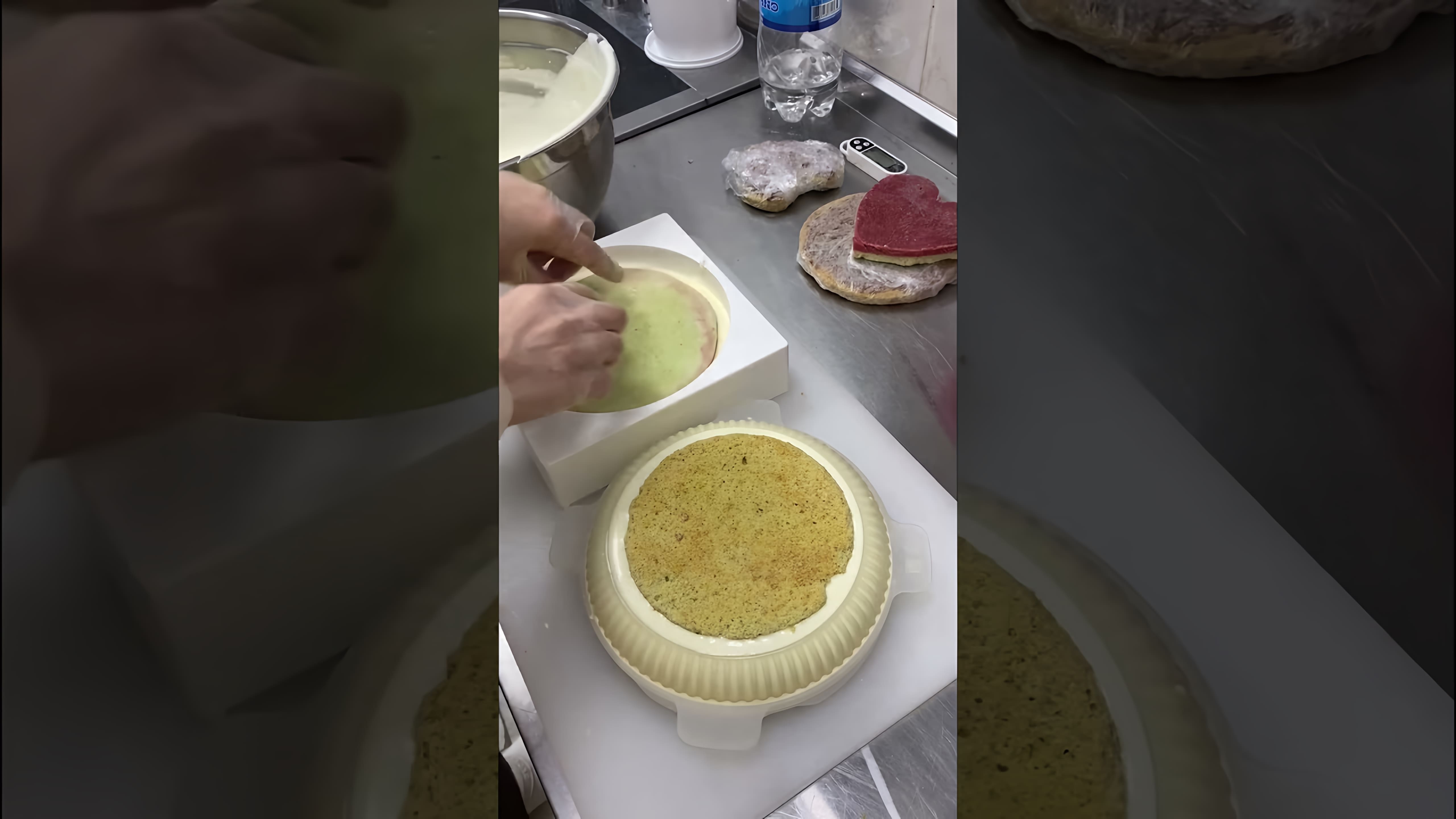 В этом видео рассказывается о пяти секретах сборки муссового торта