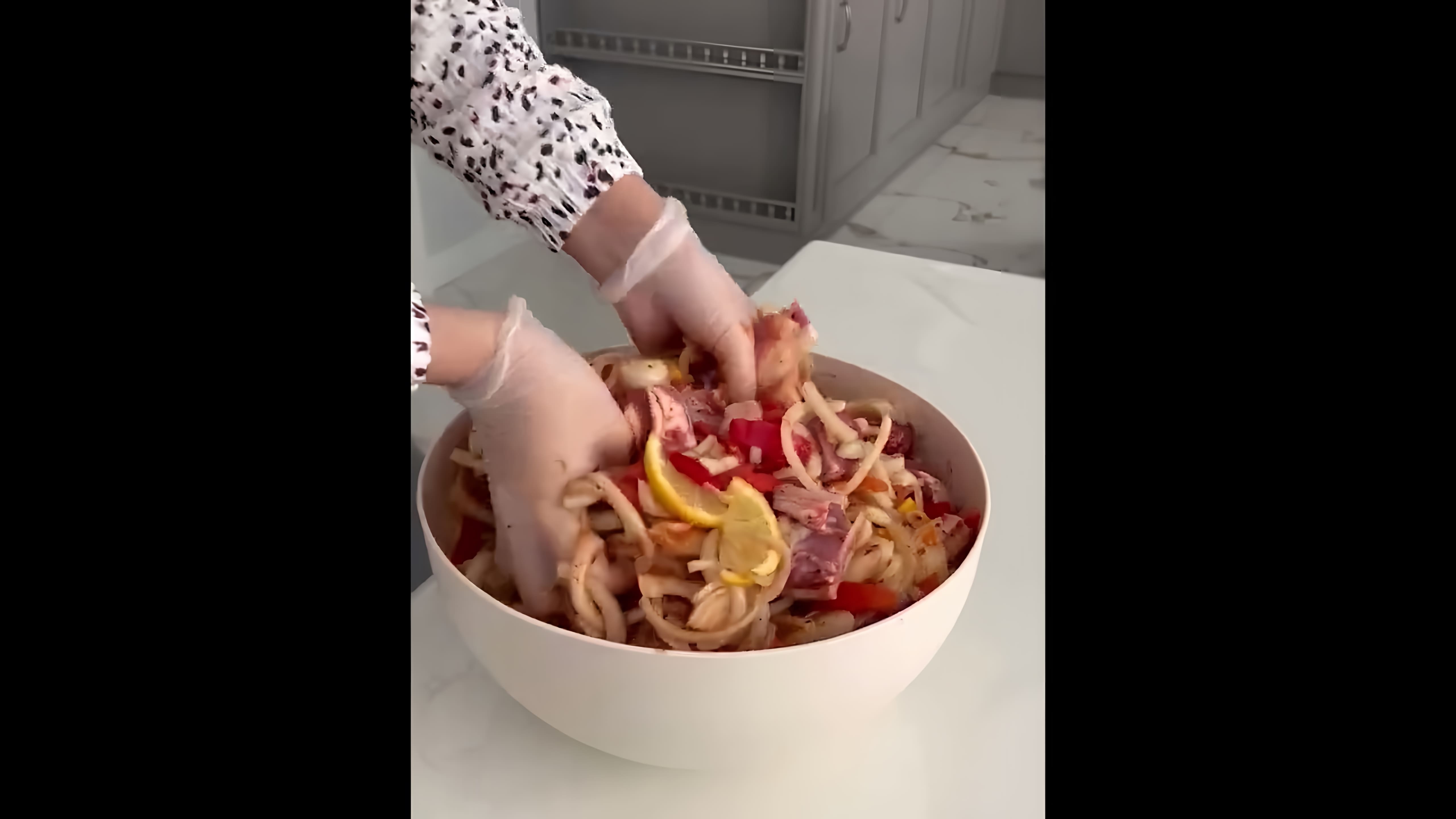 В этом видео демонстрируется простой и эффективный способ маринования мяса для шашлыка