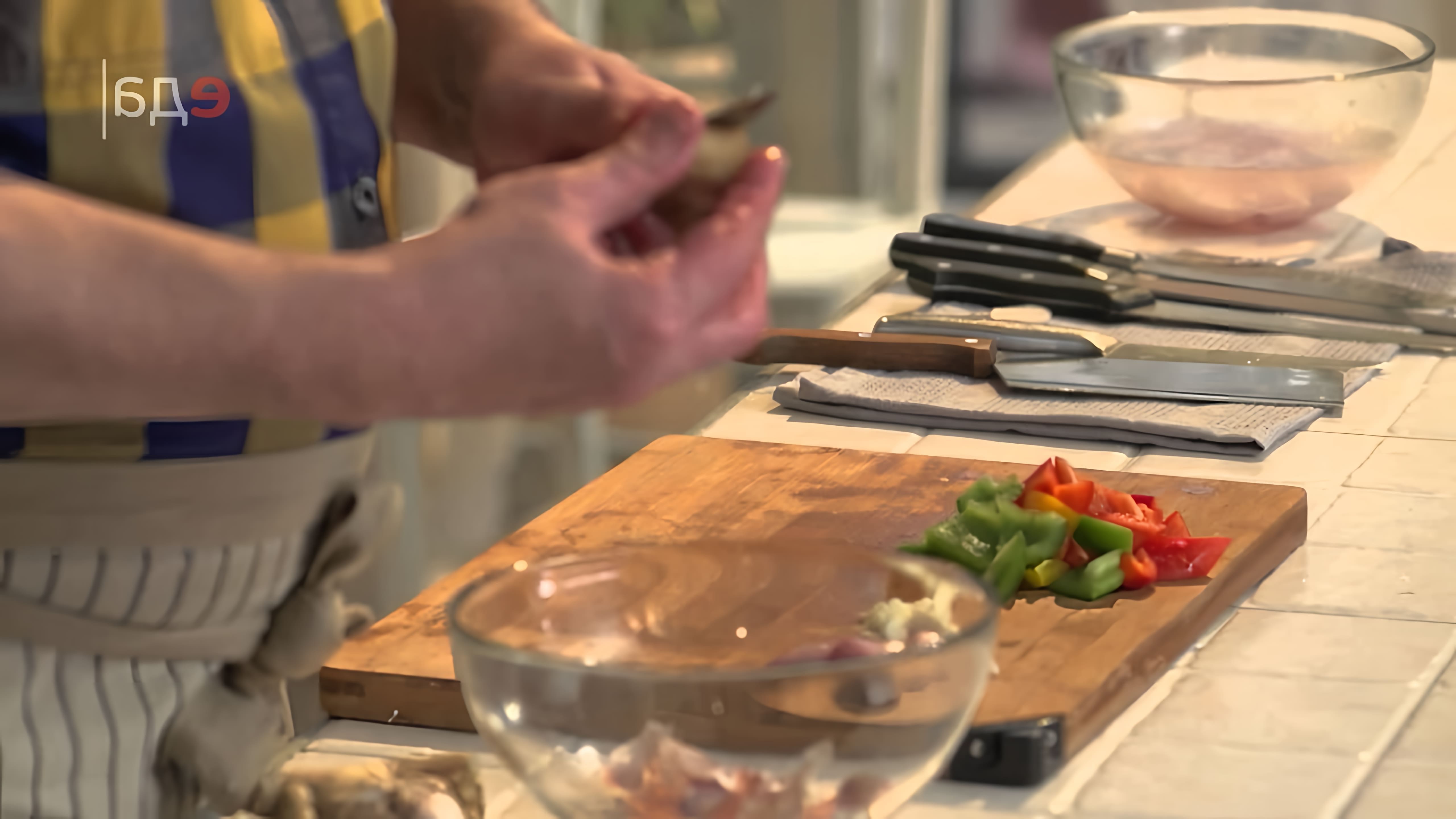 В этом видео повар показывает, как приготовить хрустящую рыбу в кисло-сладком соусе