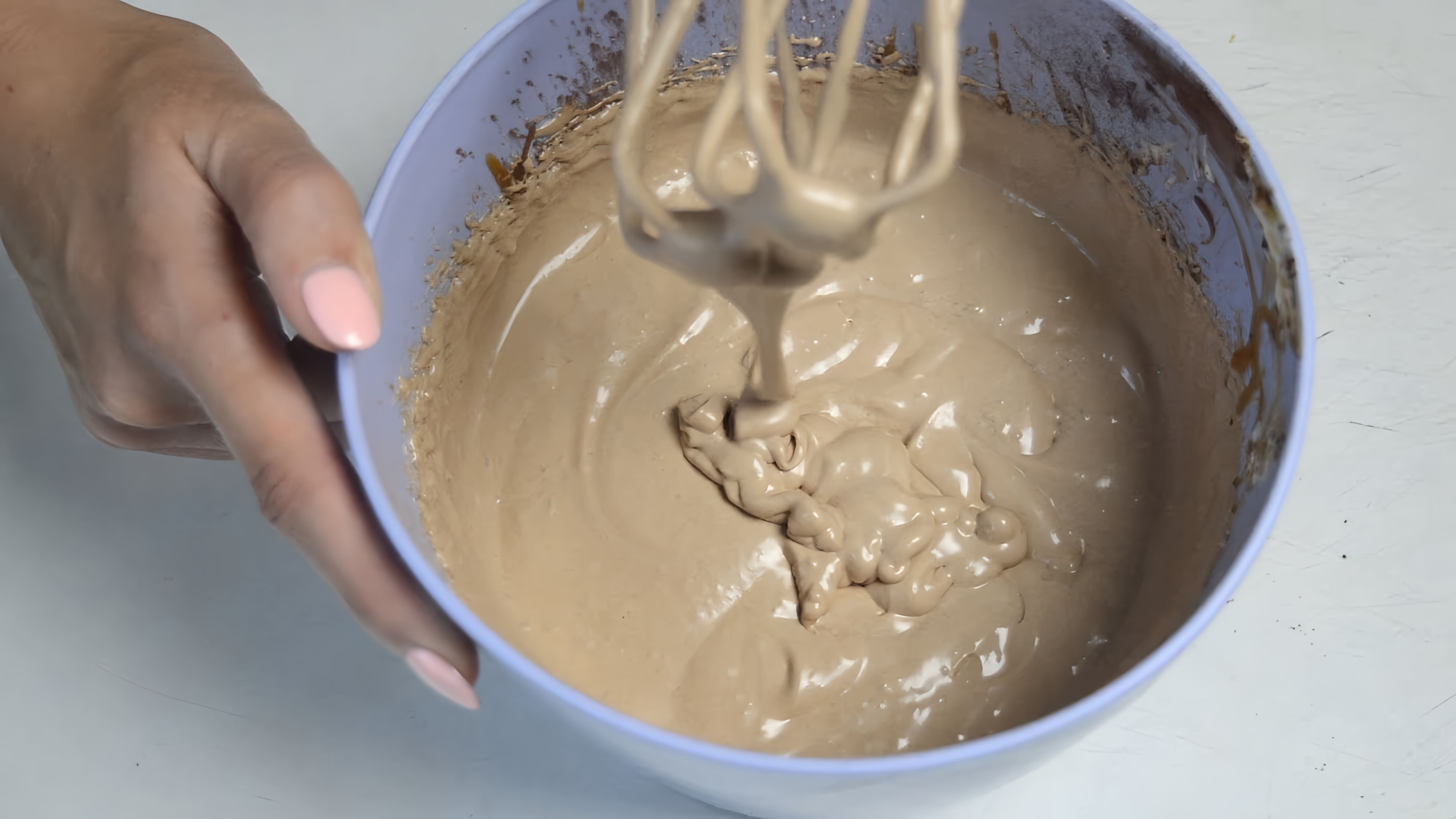 В этом видео демонстрируется процесс приготовления крема из сливок и вареной сгущенки