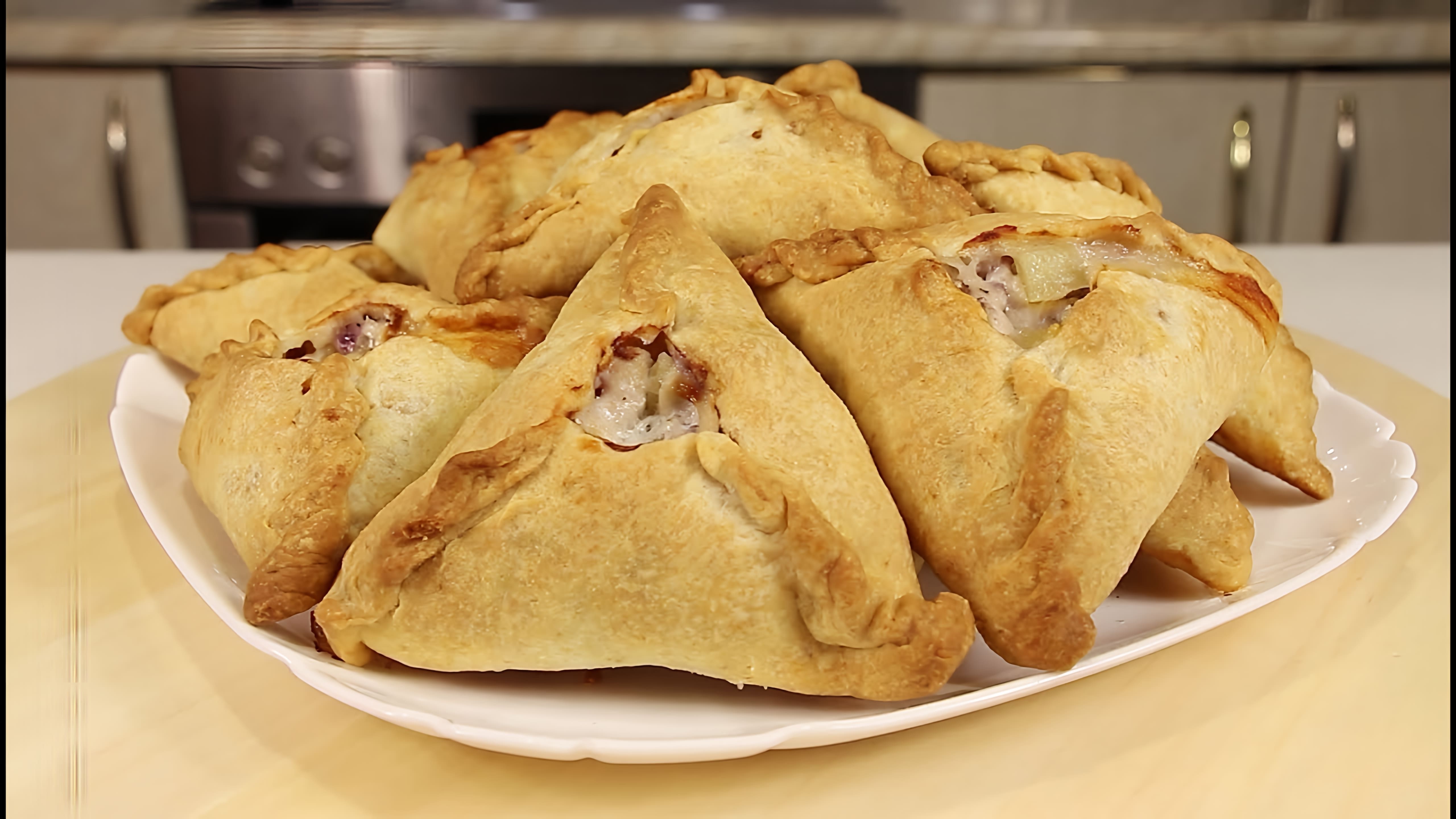 Видео рецепт курников, которые представляют собой русские мясные пироги с курицей, картофелем и луком, завернутые в мягкое тесто