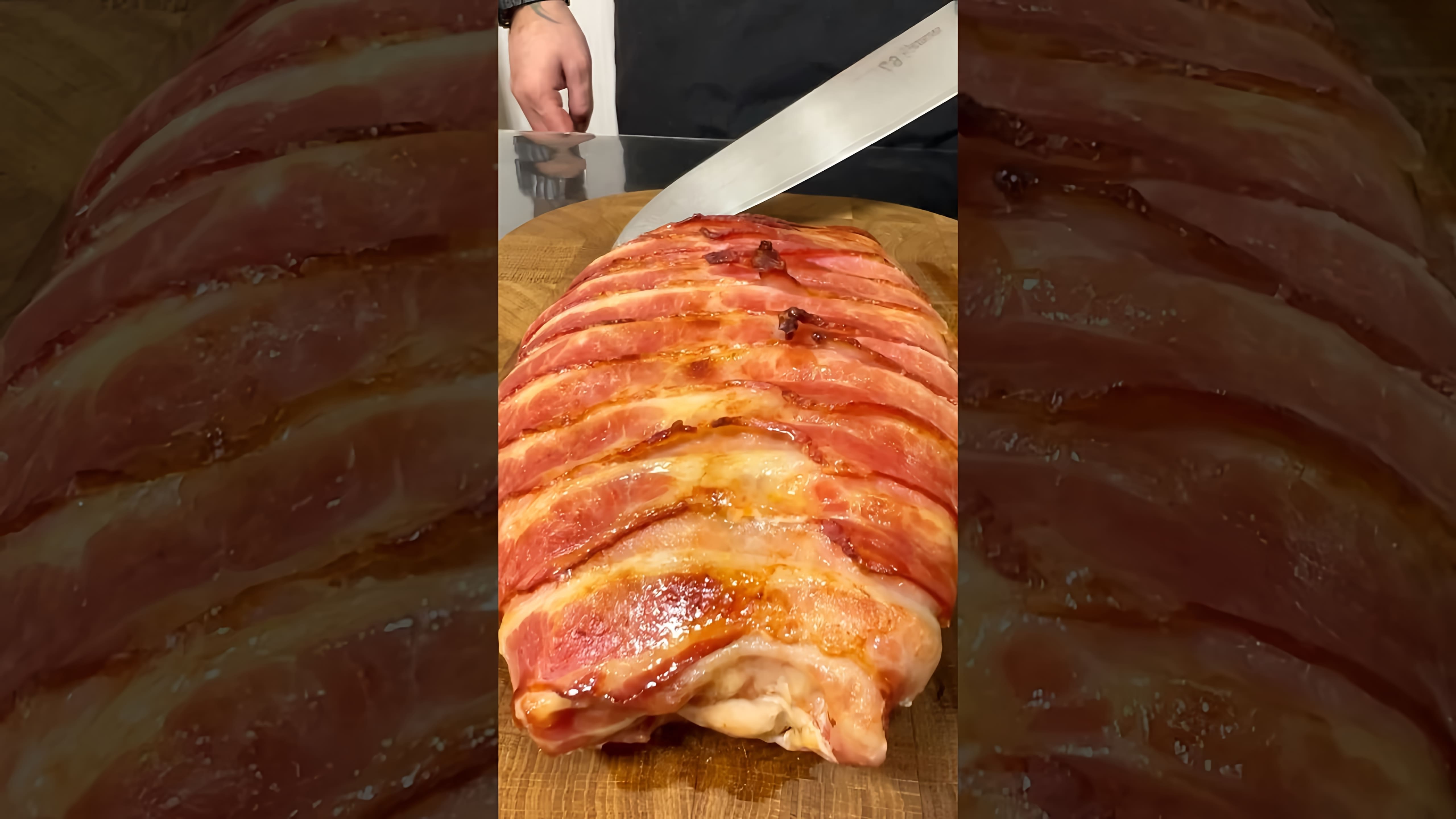 В этом видео демонстрируется процесс приготовления свиной вырезки с использованием сливочного масла, чеснока, соли и аджики