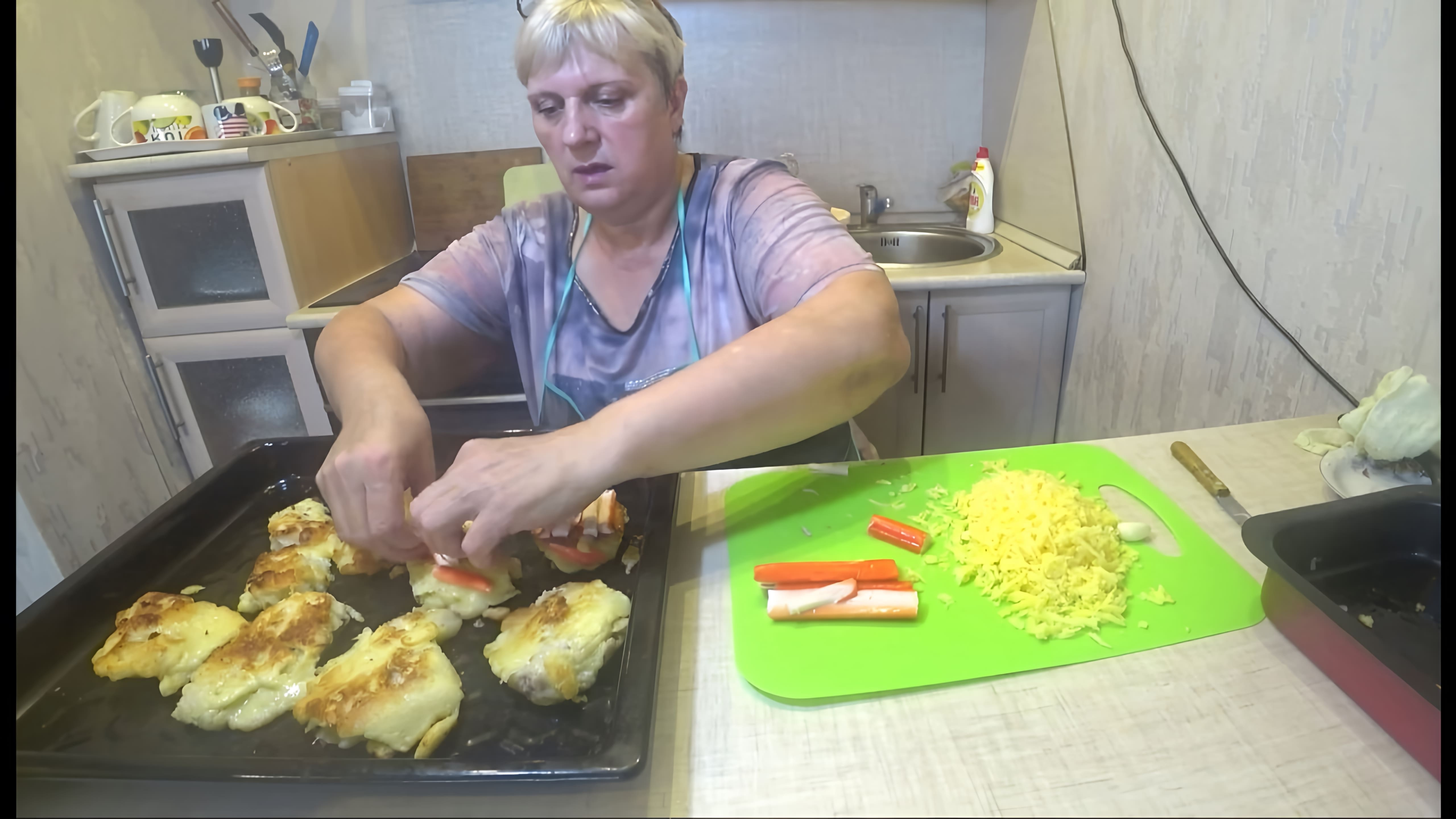 В этом видео демонстрируется процесс приготовления праздничного блюда из минтая в кляре с крабовыми палочками
