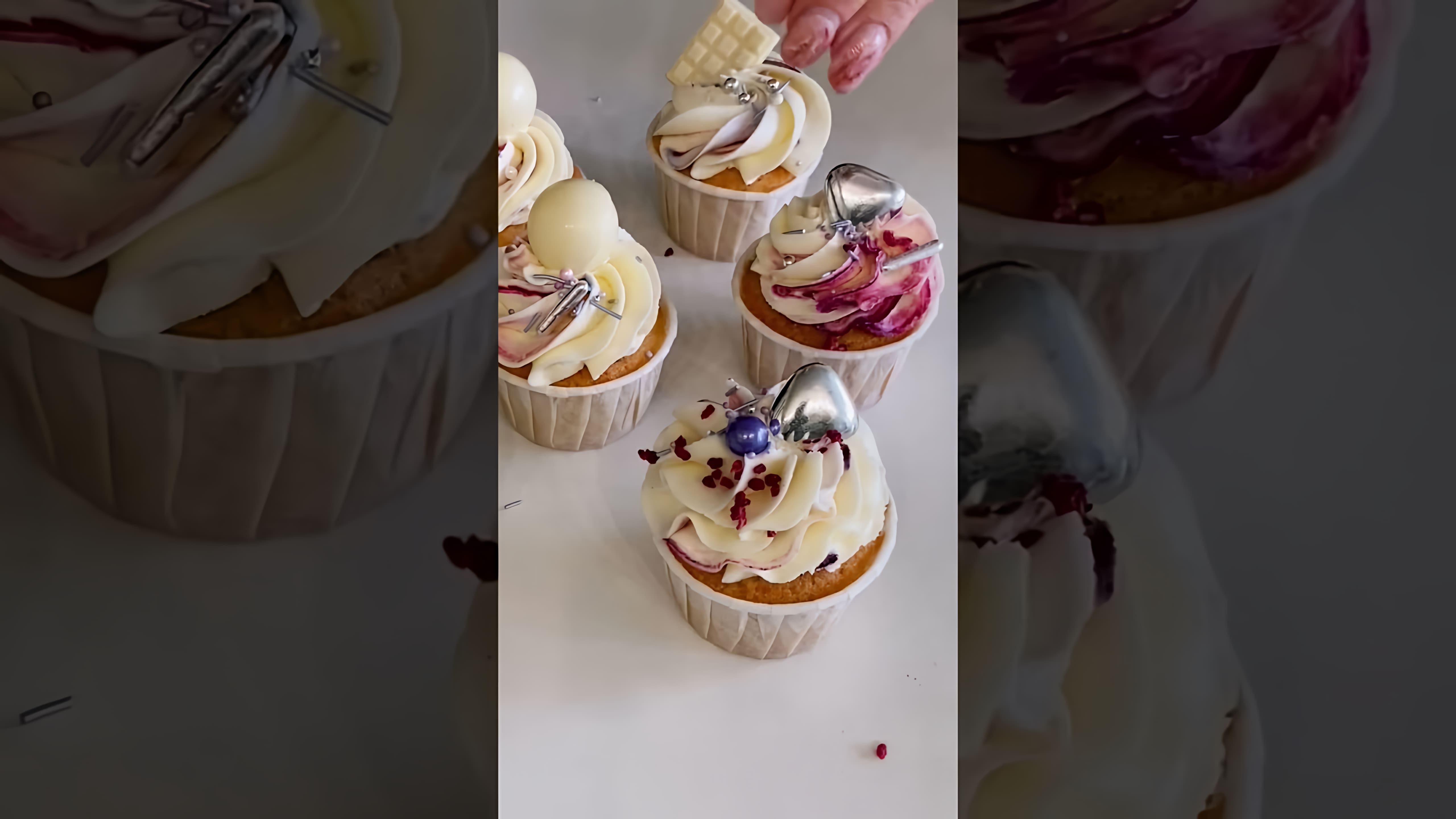 В этом видео демонстрируется рецепт стойкого крема для капкейков и тортов