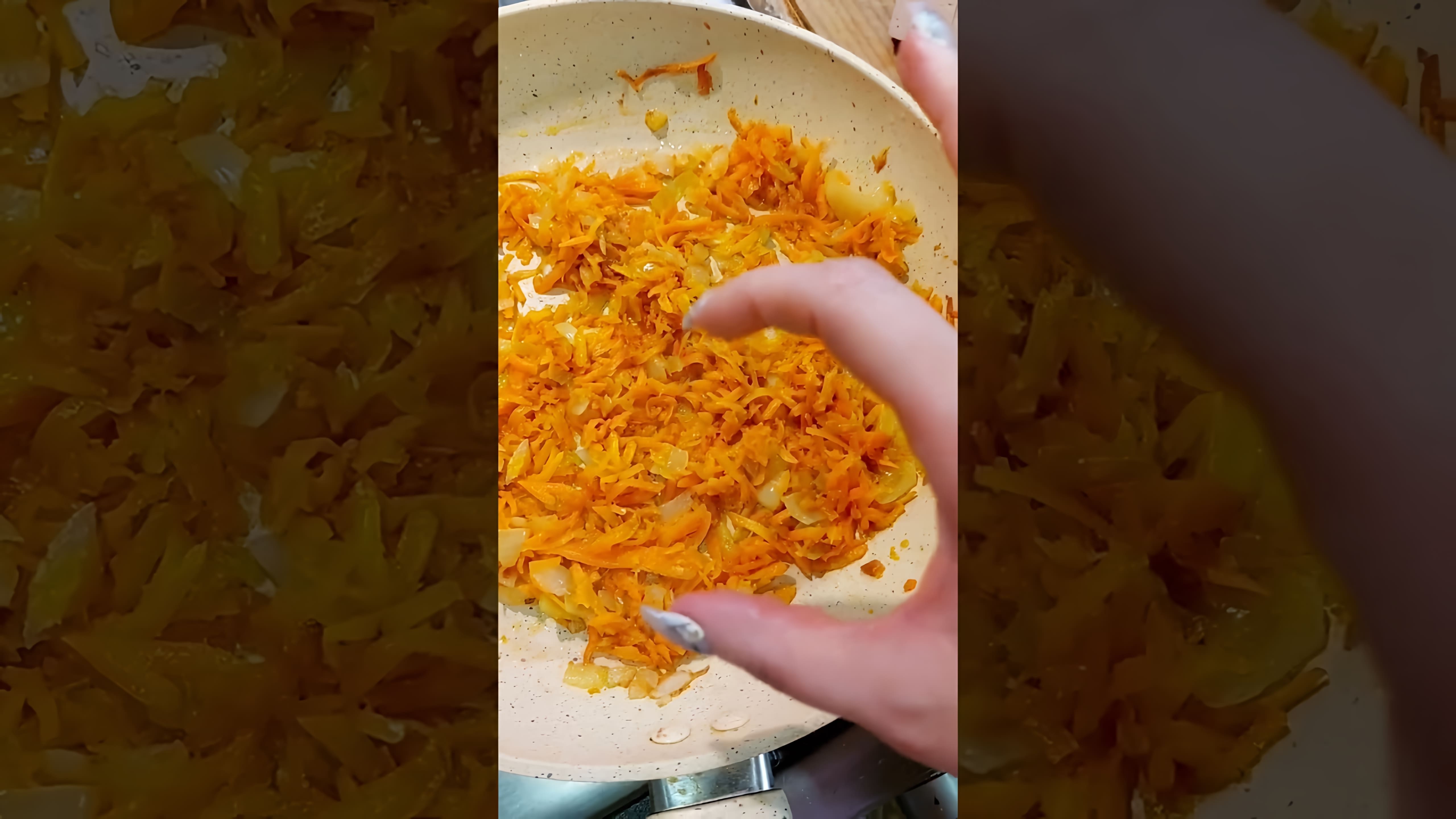 В этом видео демонстрируется процесс приготовления блинов с ливерной начинкой