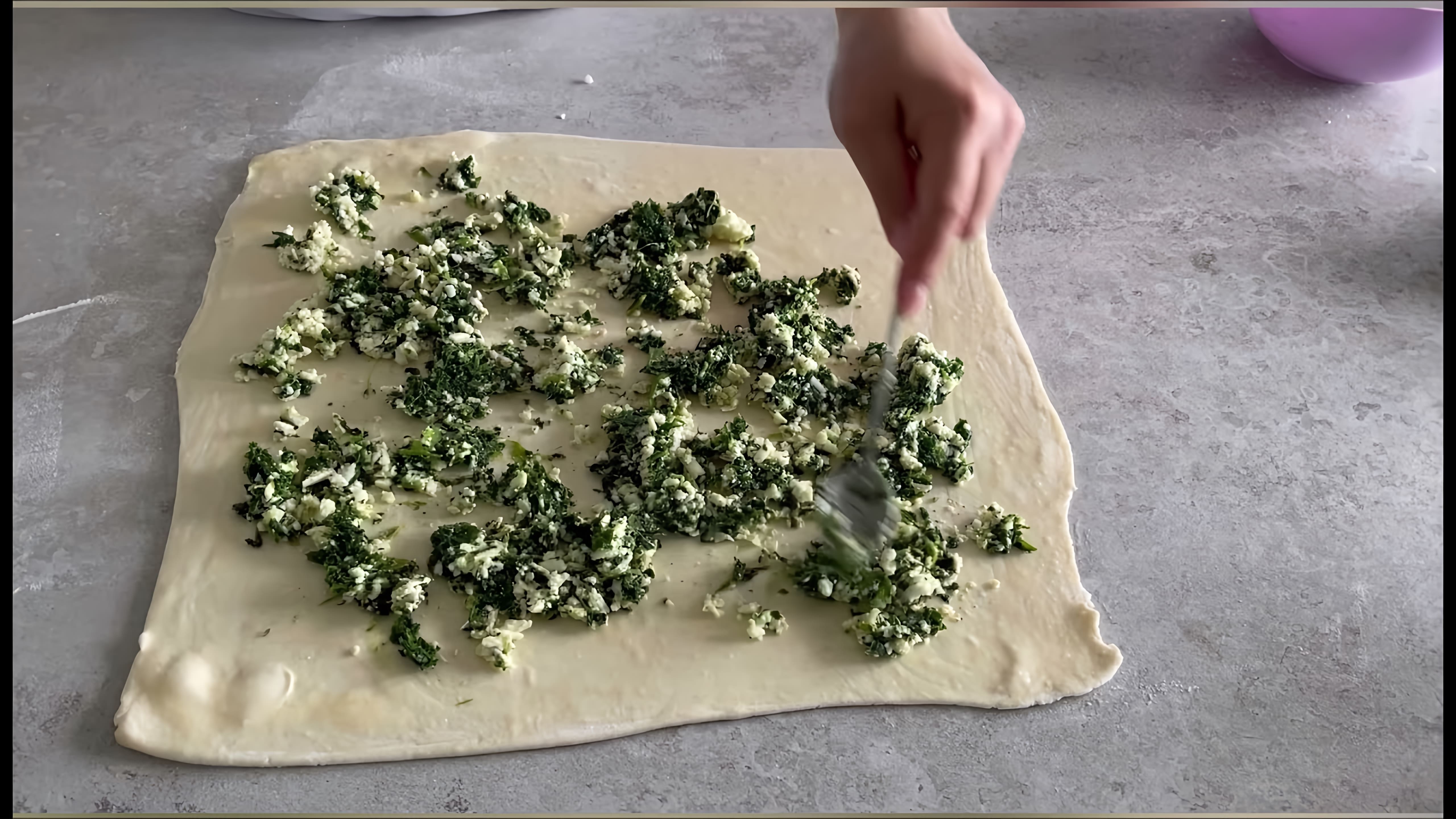 В этом видео-ролике вы увидите, как приготовить вкусные слоеные пирожки со шпинатом всего за 5 минут