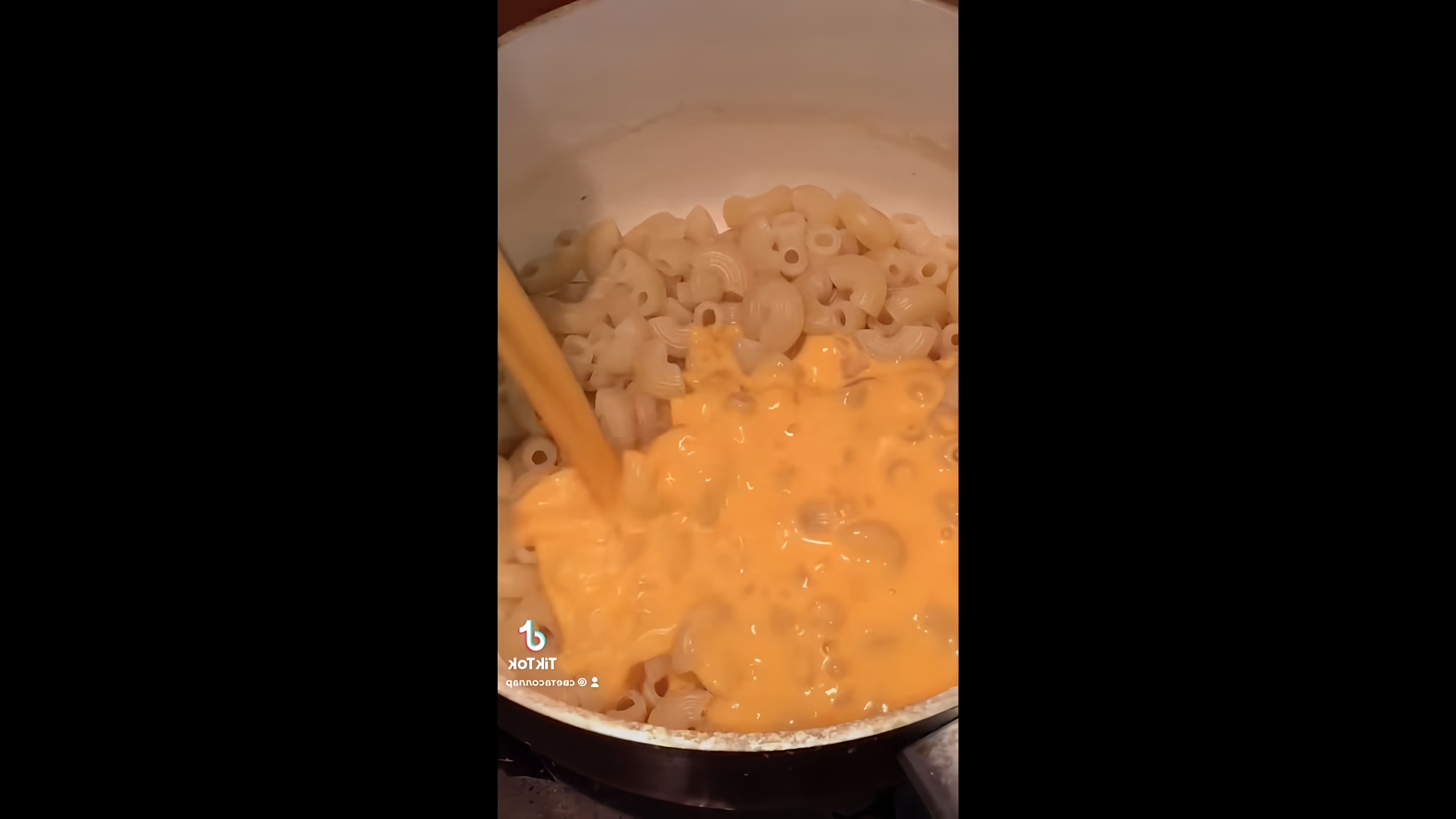 В этом видео девушка показывает, как приготовить макароны с сырным соусом