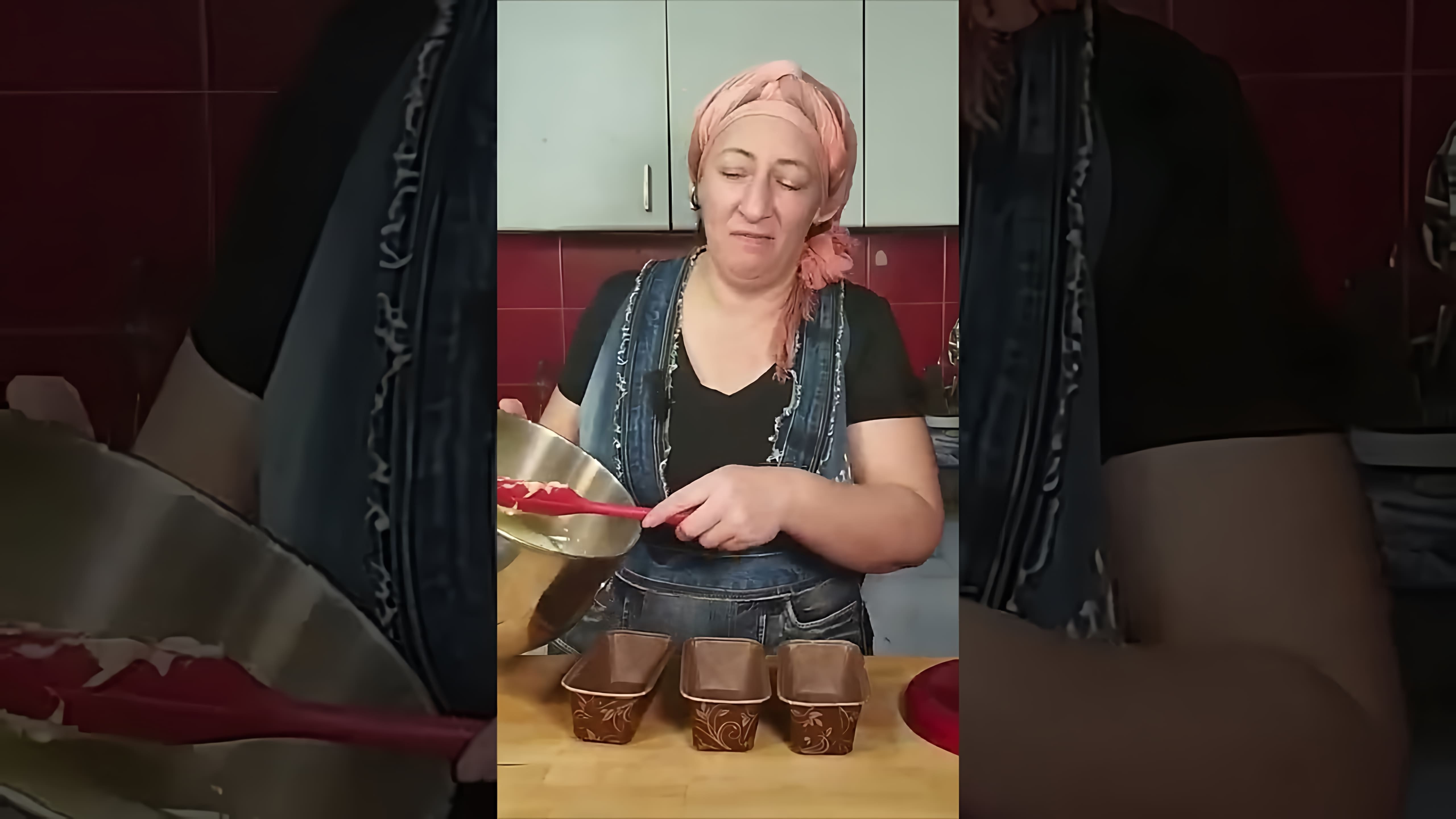 В этом видео демонстрируется процесс приготовления апельсинового кекса