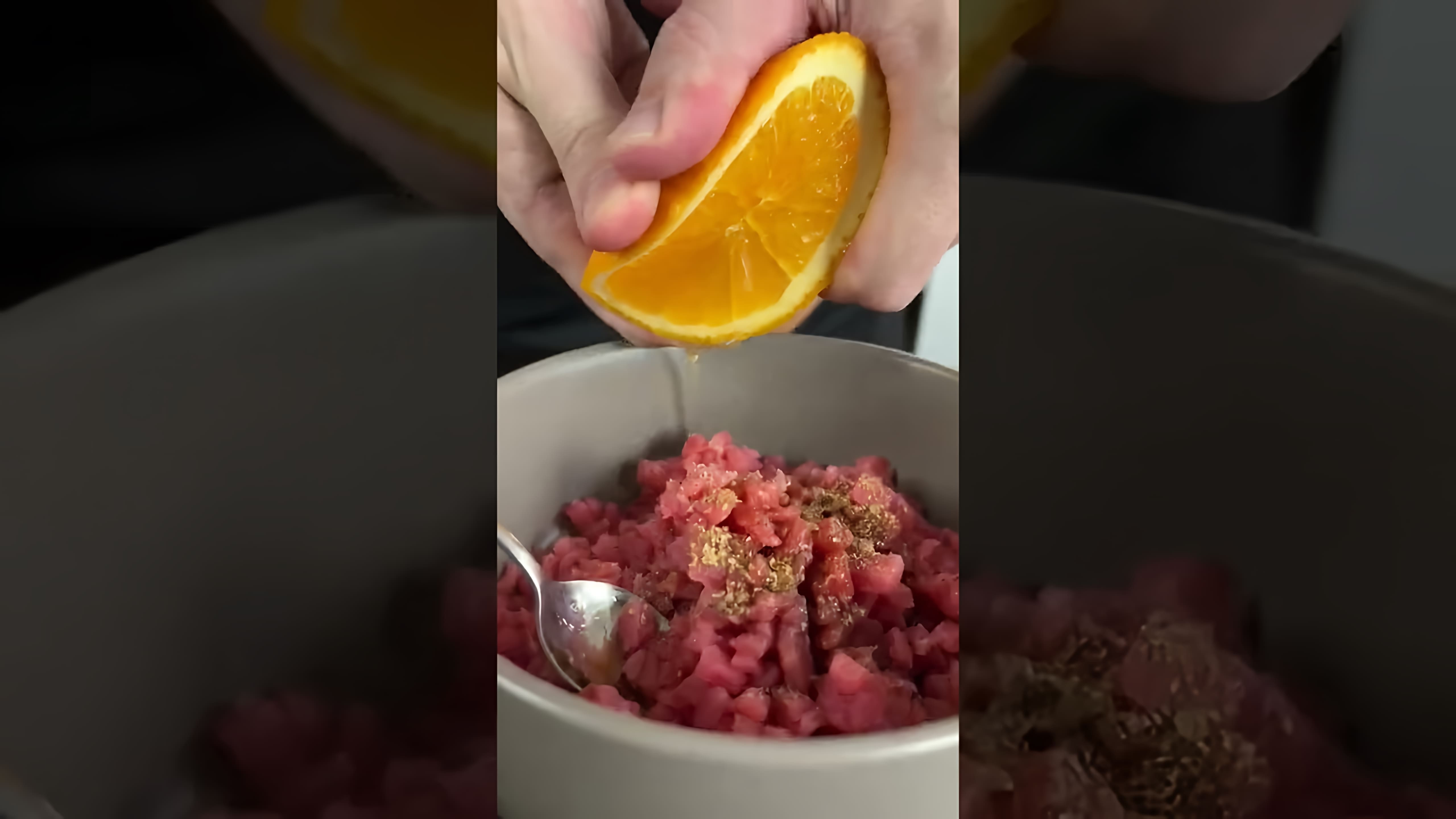В этом видео демонстрируется процесс приготовления тартара из тунца, который любят многие