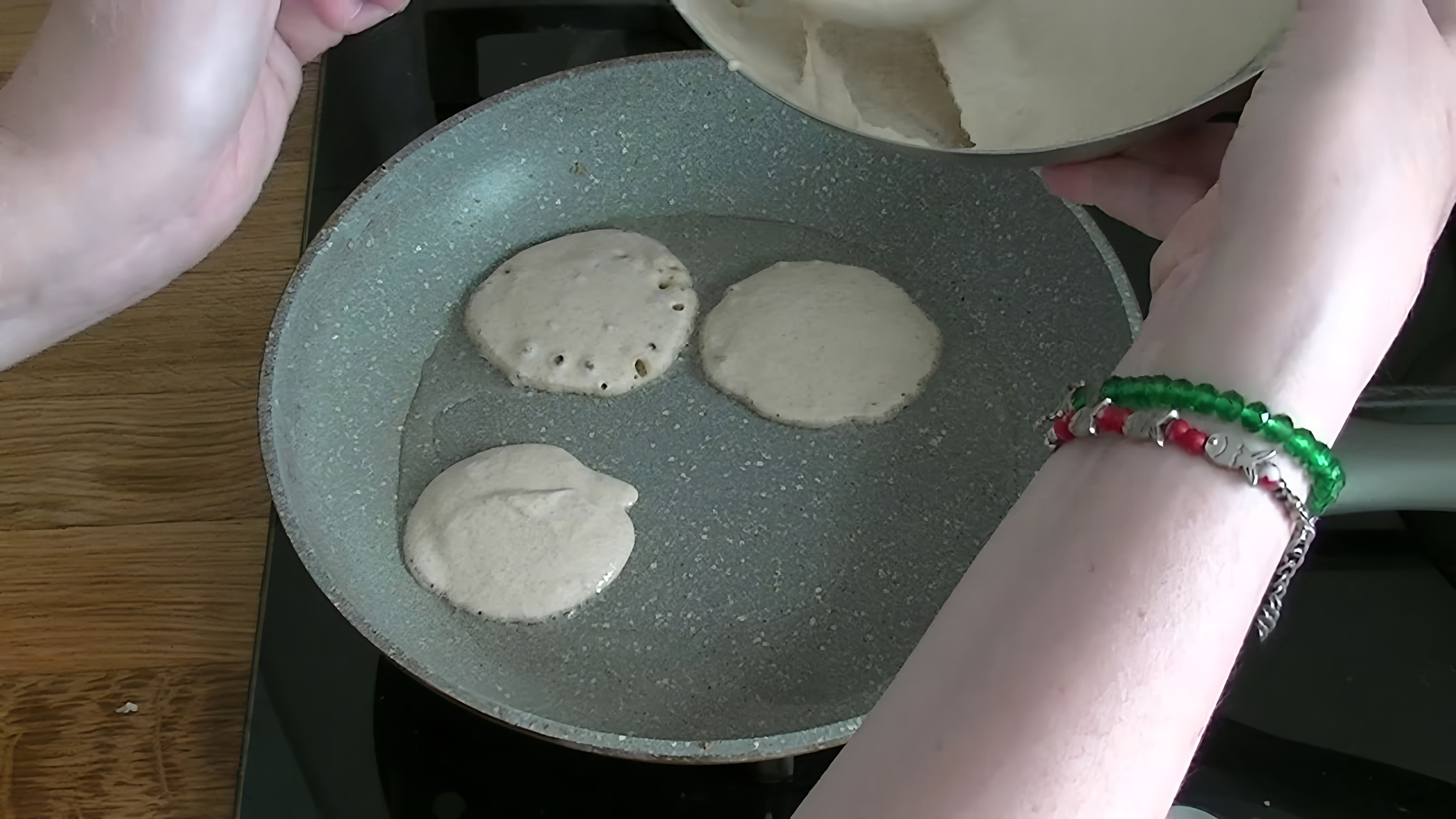 В этом видео показано, как приготовить овсяные блинчики без яиц и молока