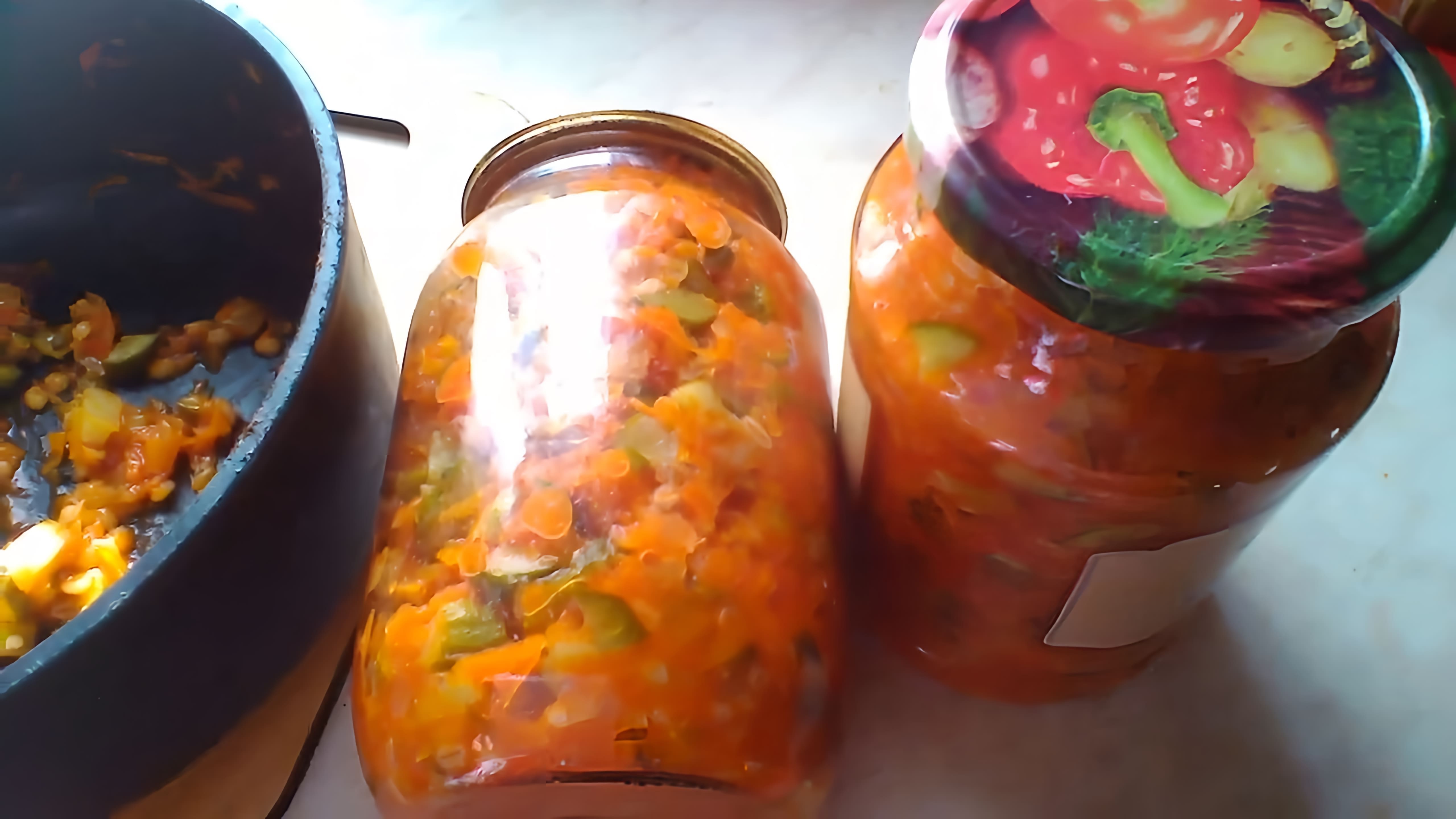 В этом видео демонстрируется процесс приготовления рассольника на зиму с томатной пастой
