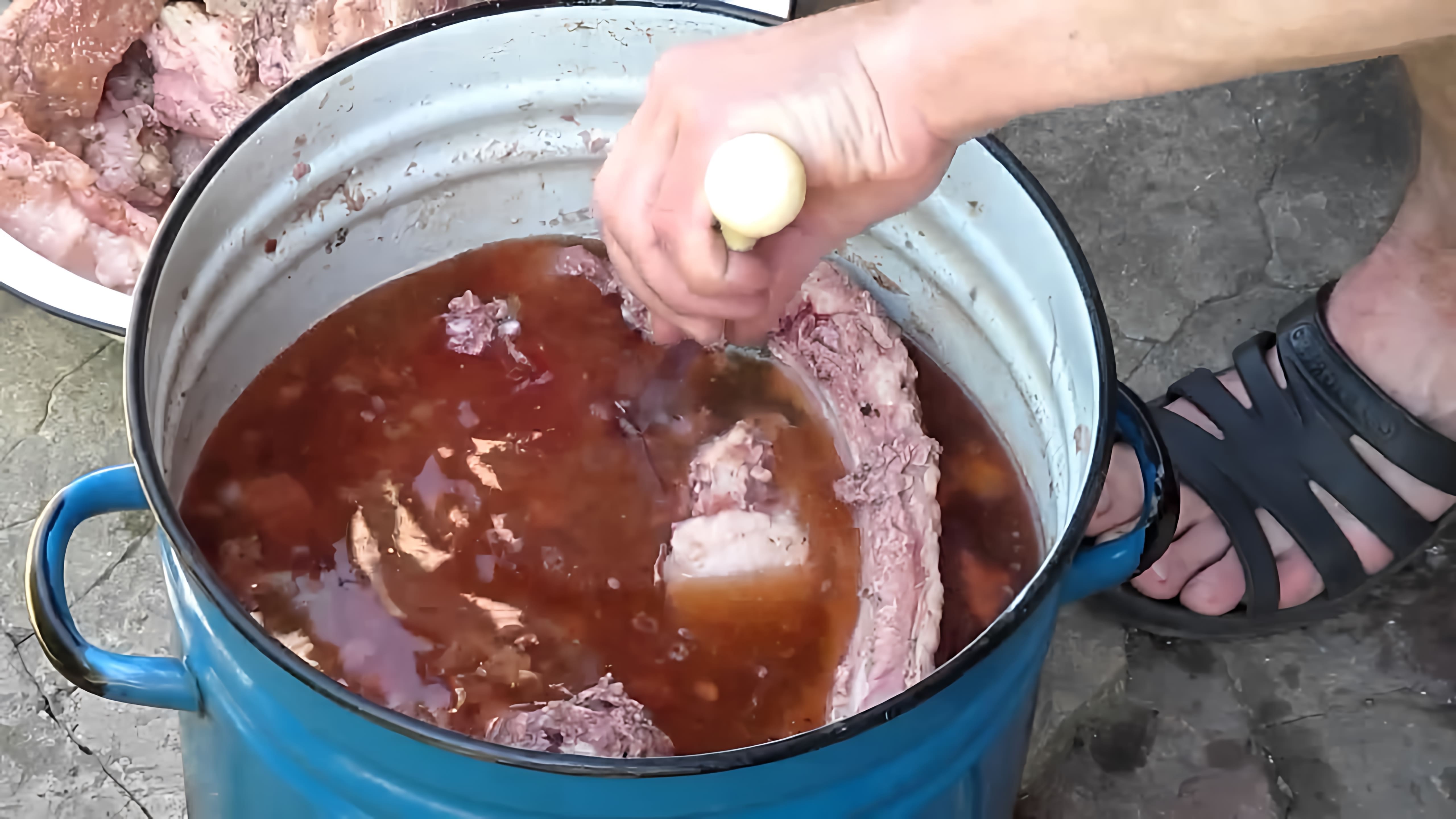 В этом видео семья Бровченко делится рецептом маринада для мяса и сала, который они используют для копчения
