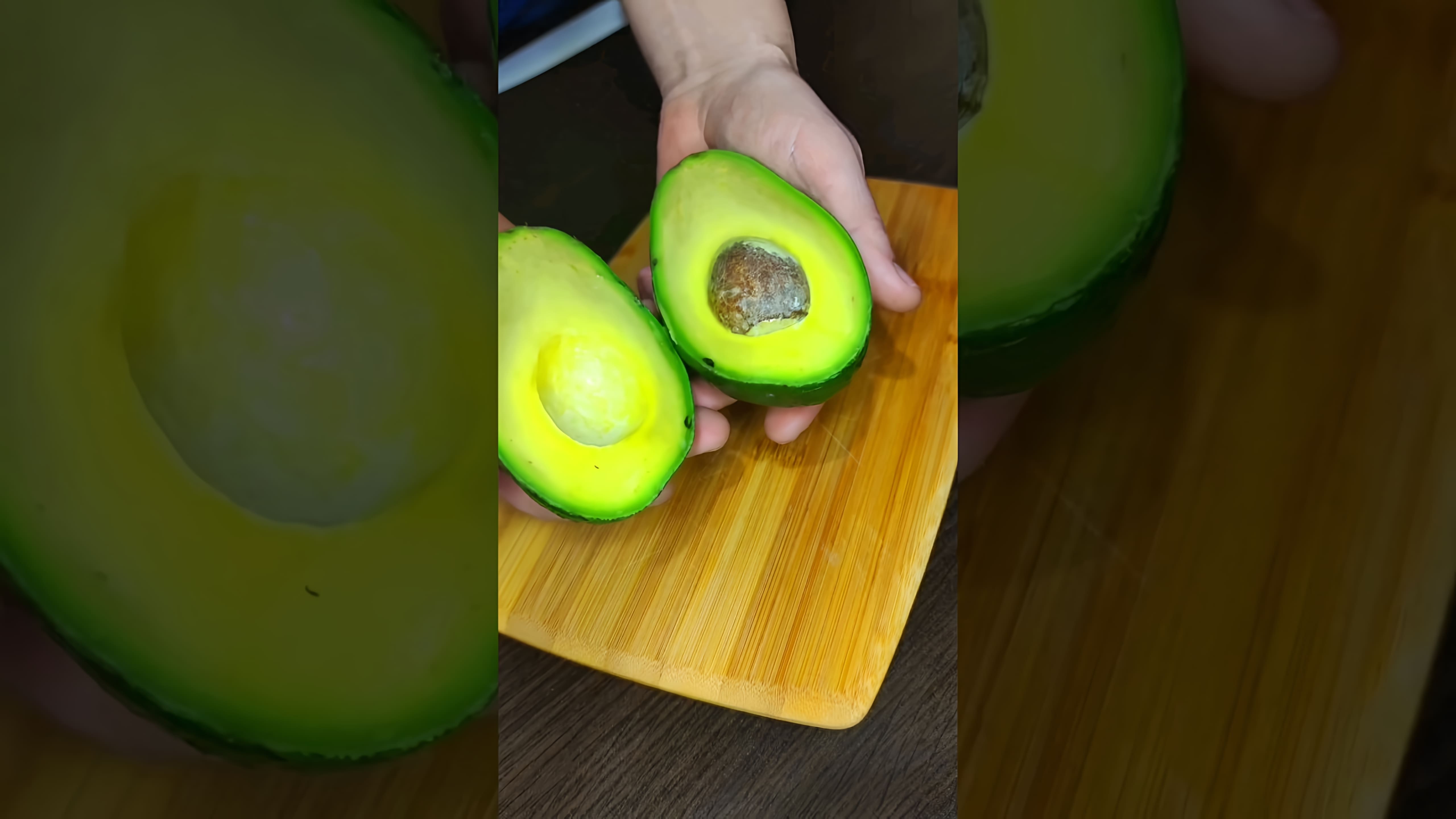 В этом видео-ролике рассказывается о том, как приготовить вкусное и полезное блюдо из авокадо - гуакамоле