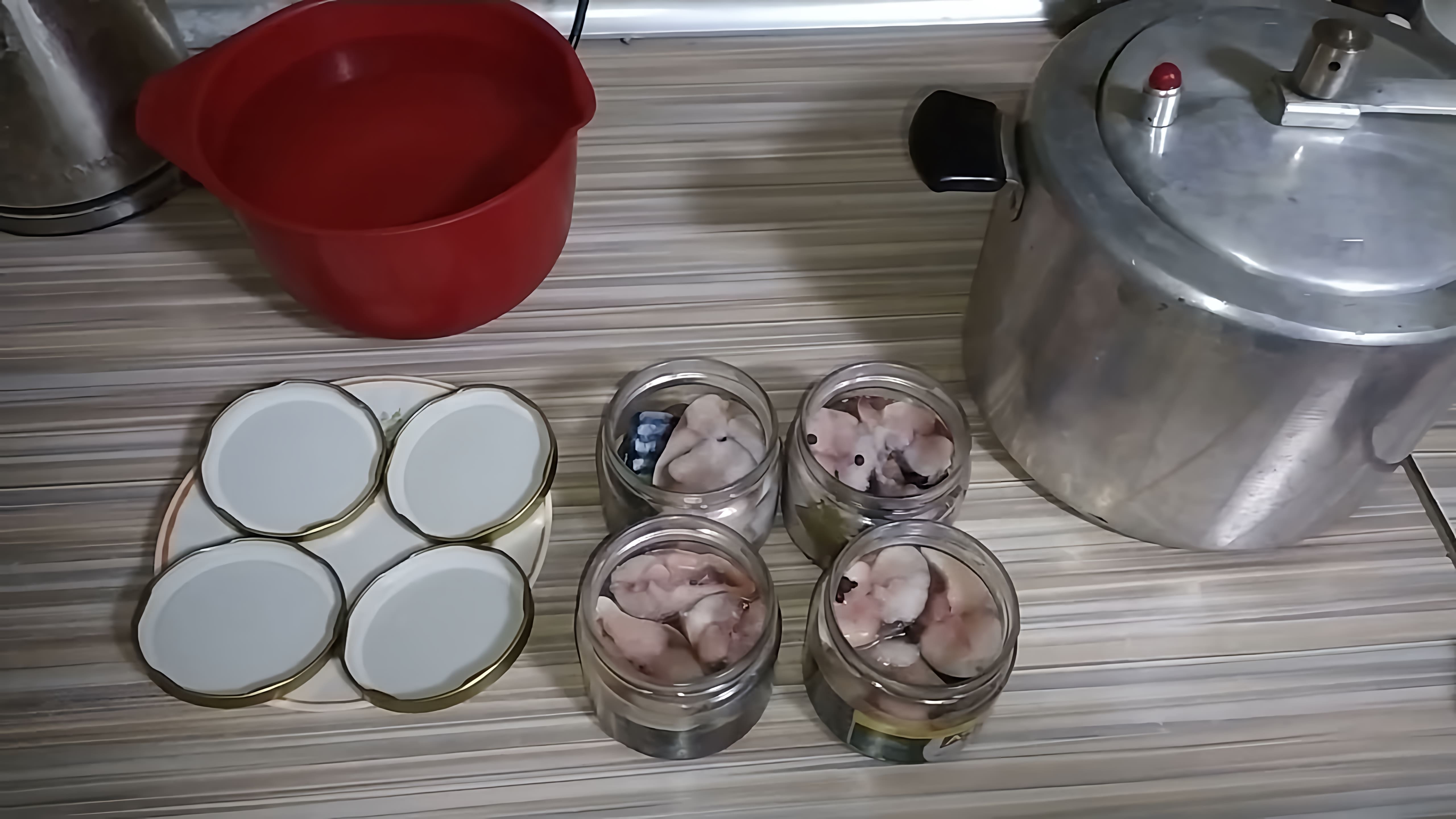 В данном видео демонстрируется процесс приготовления консервов из скумбрии в скороварке