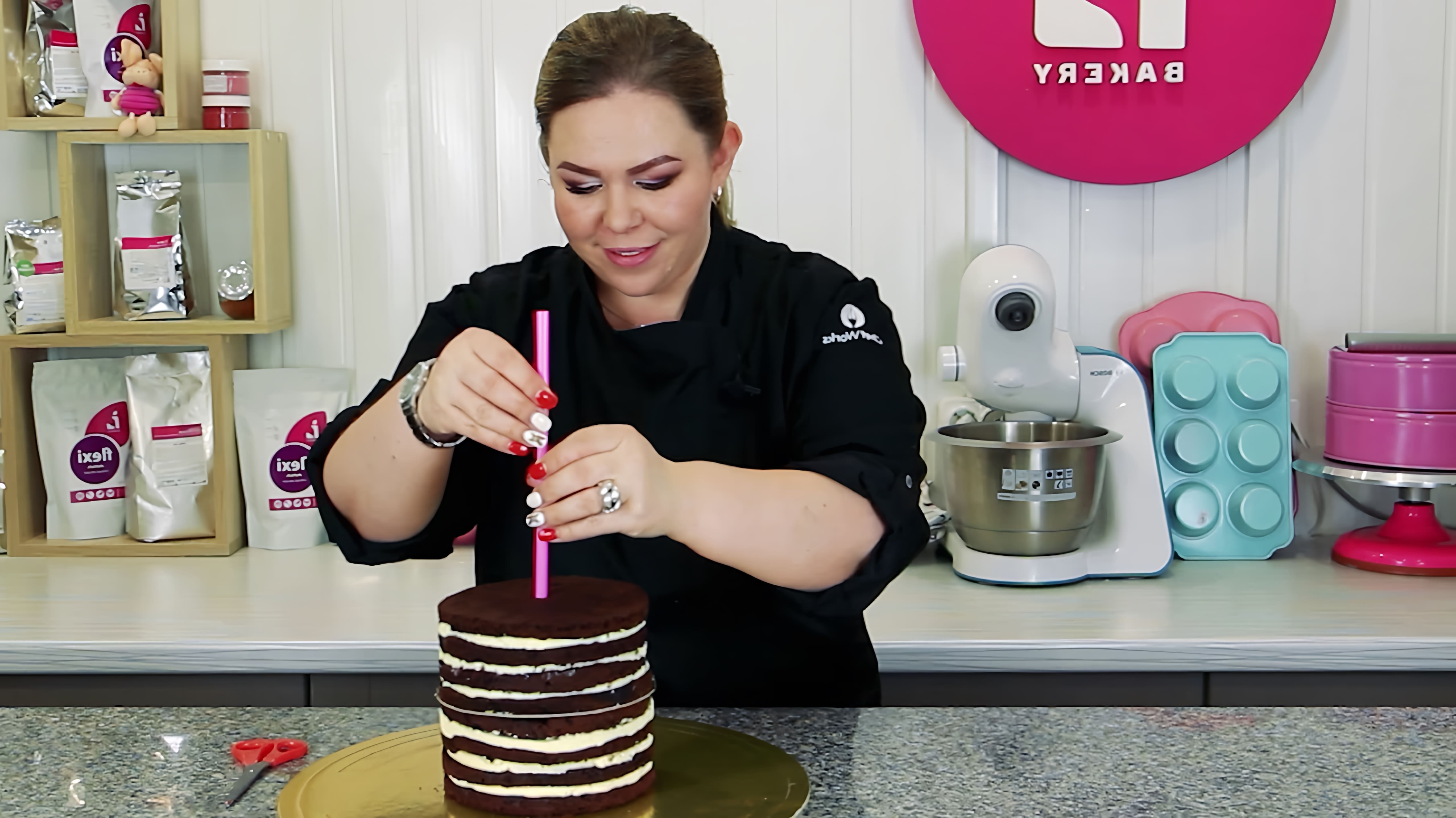 В этом видео демонстрируется процесс сборки двухъярусного торта