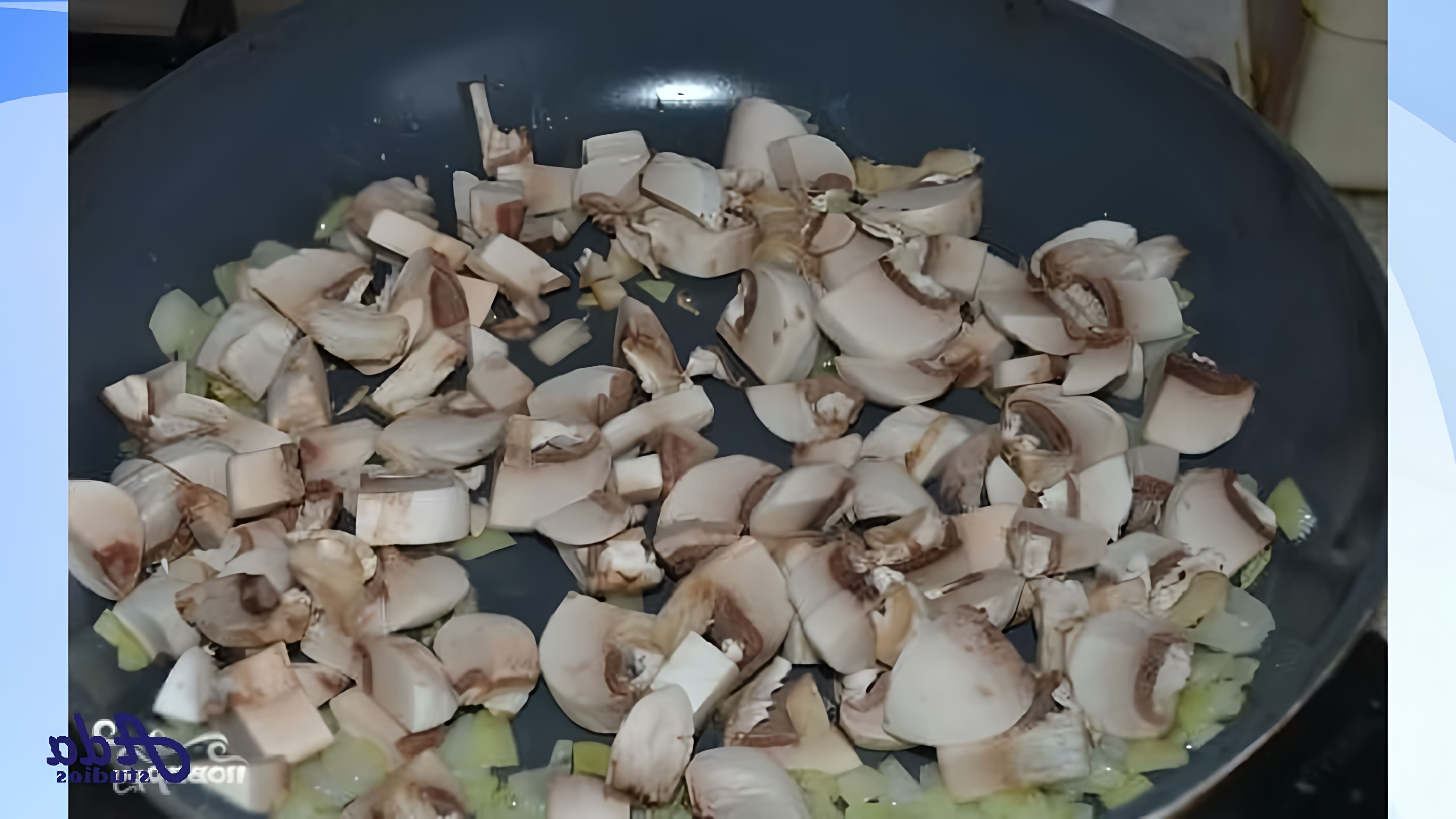 В этом видео демонстрируется простой и быстрый рецепт грибного соуса из шампиньонов со сливками