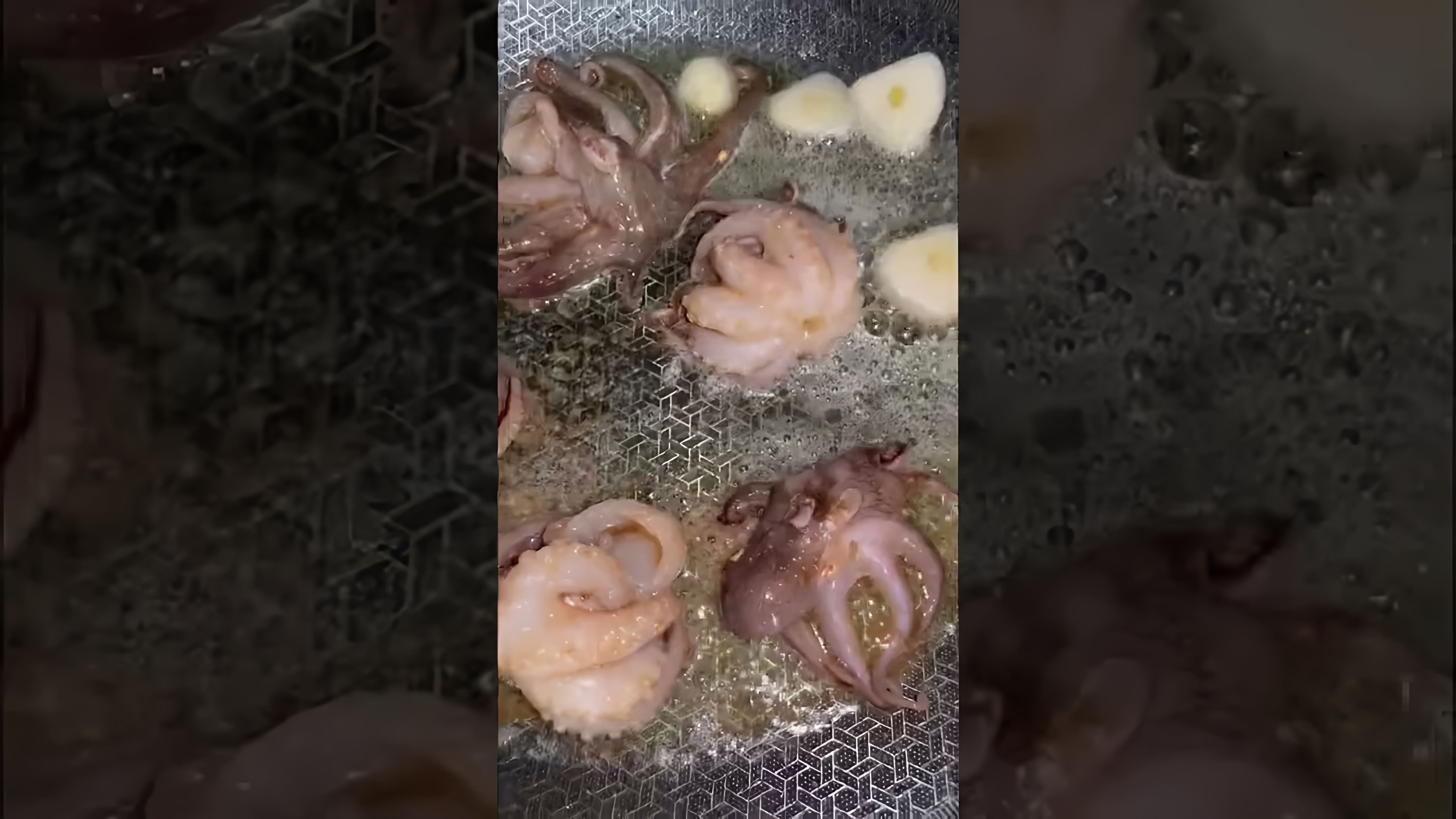 В этом видео демонстрируется процесс приготовления легкого салата с морепродуктами