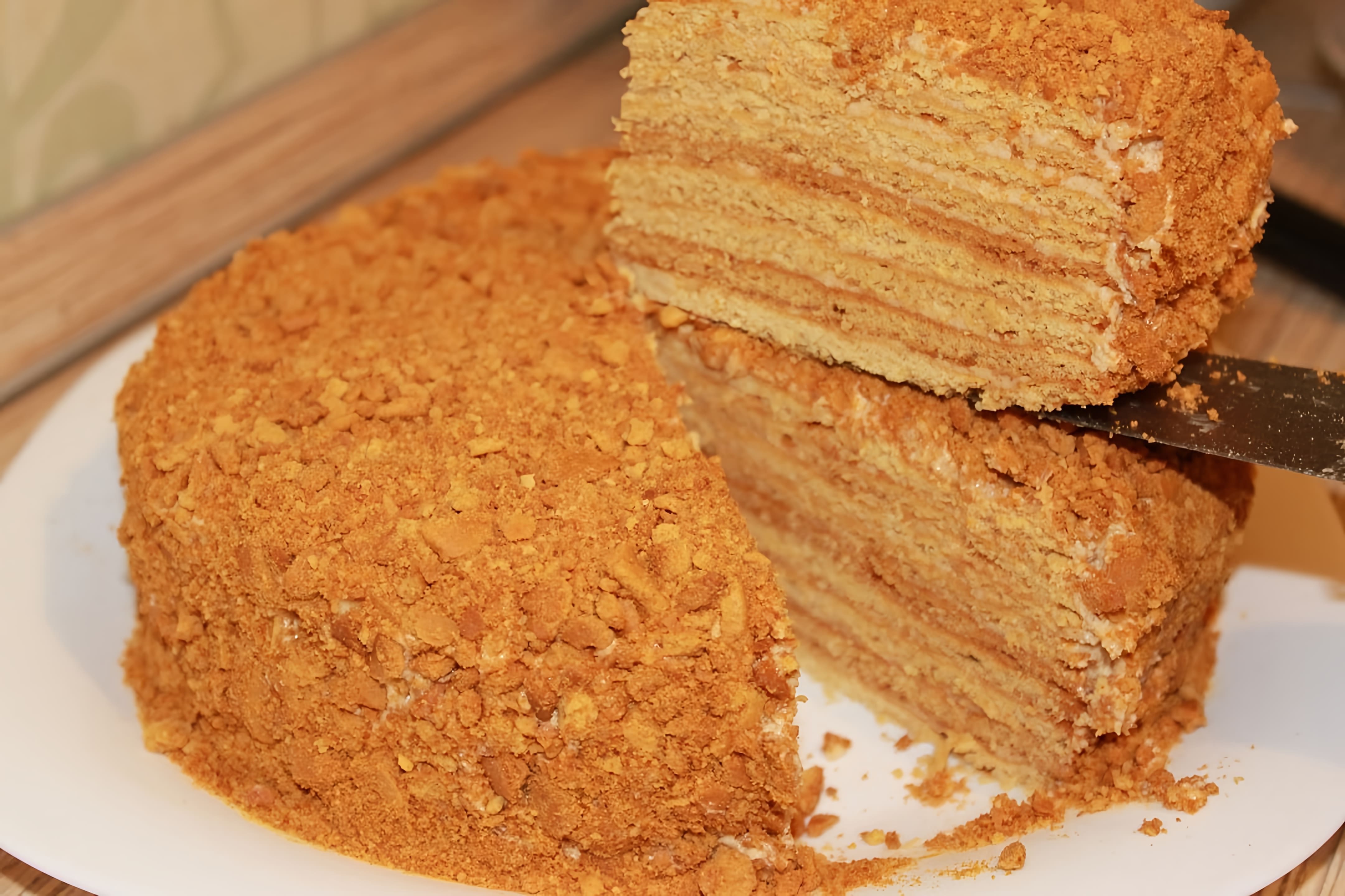 В этом видео демонстрируется процесс приготовления домашнего медового торта под названием "Рыжик"