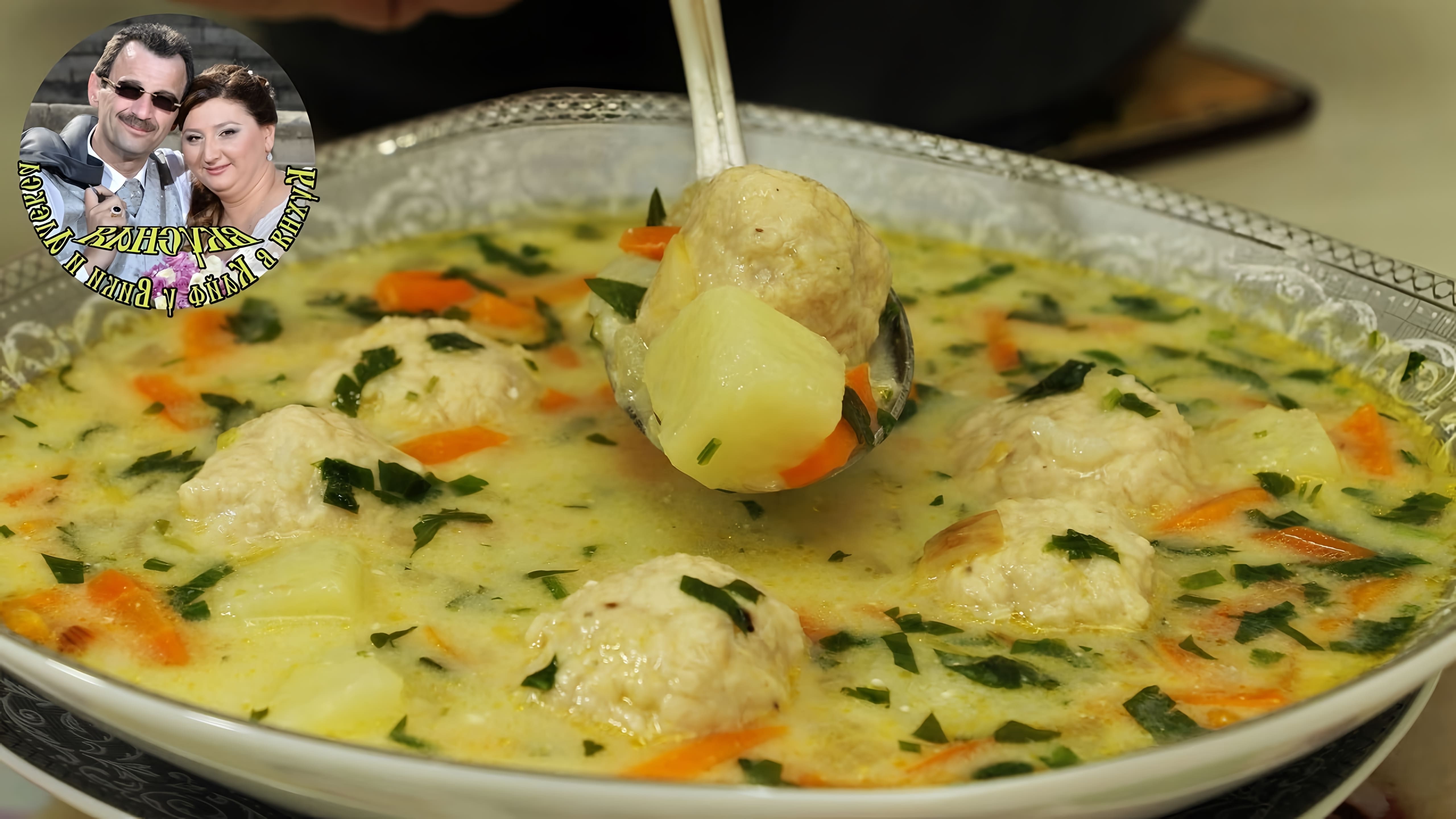В этом видео демонстрируется процесс приготовления болгарского супа с мясными шариками
