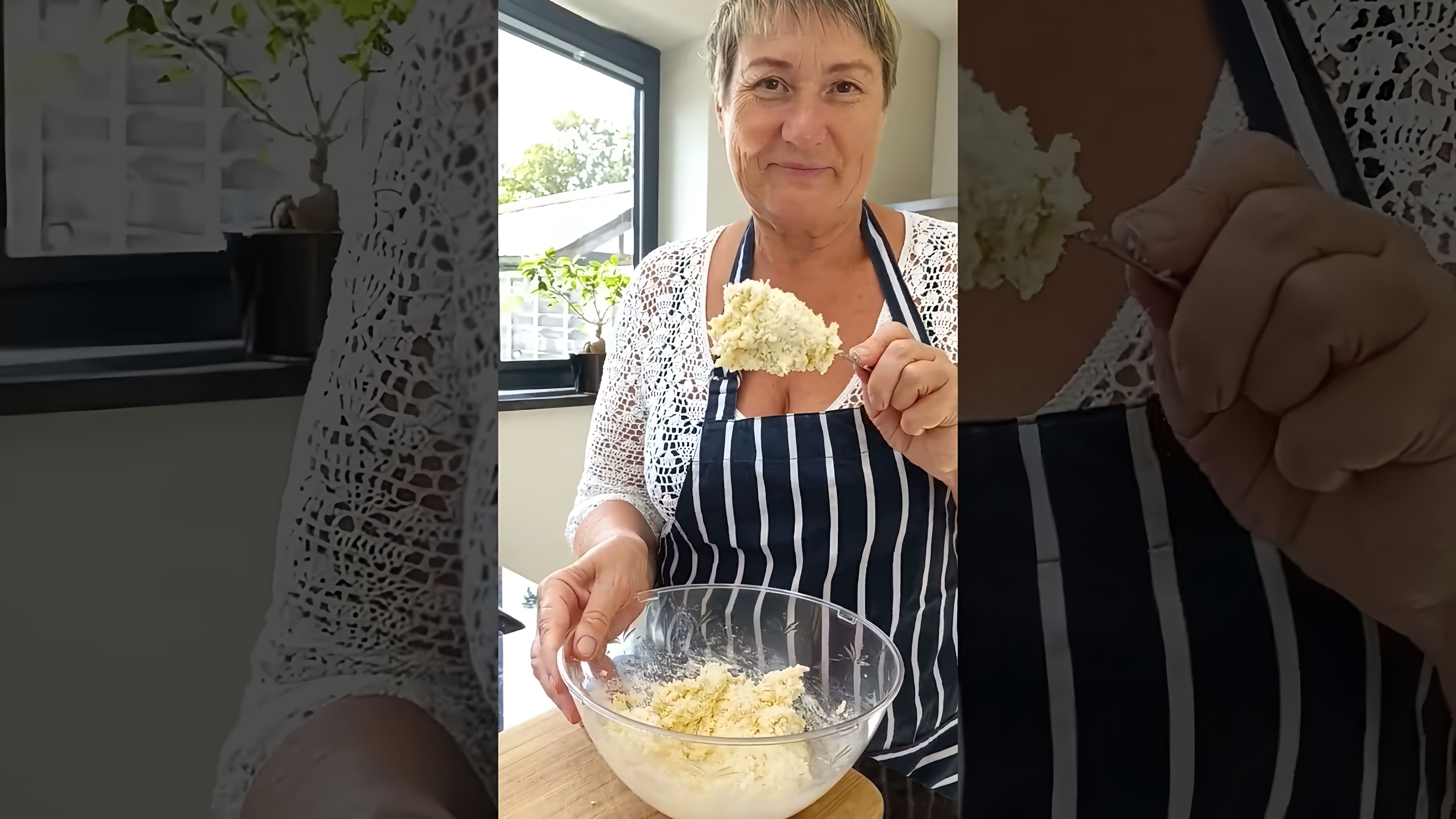 В этом видео демонстрируется простой и быстрый способ приготовления вкусных сырных булочек