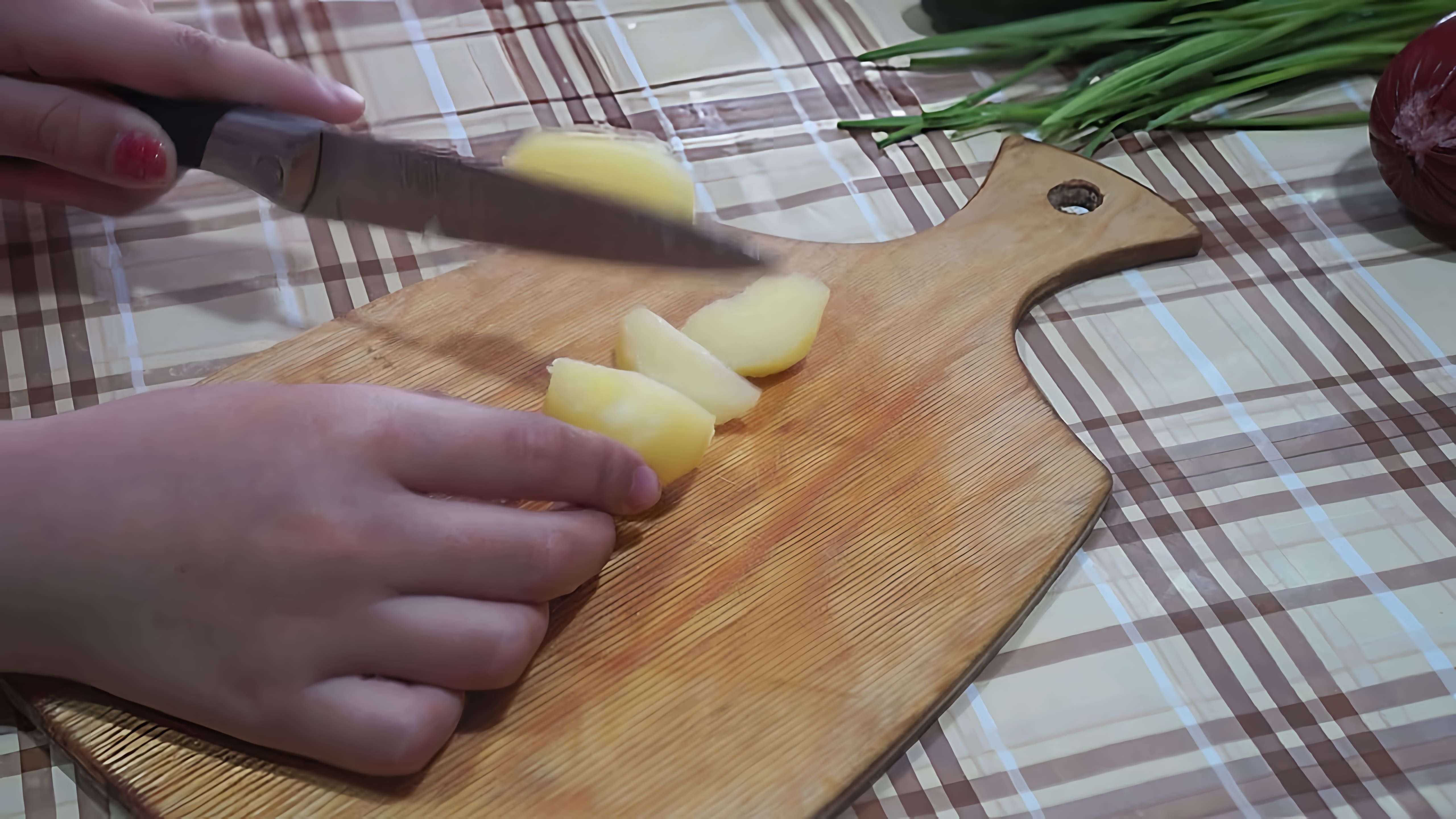 В этом видео демонстрируется, как правильно нарезать вареную картошку на кубики