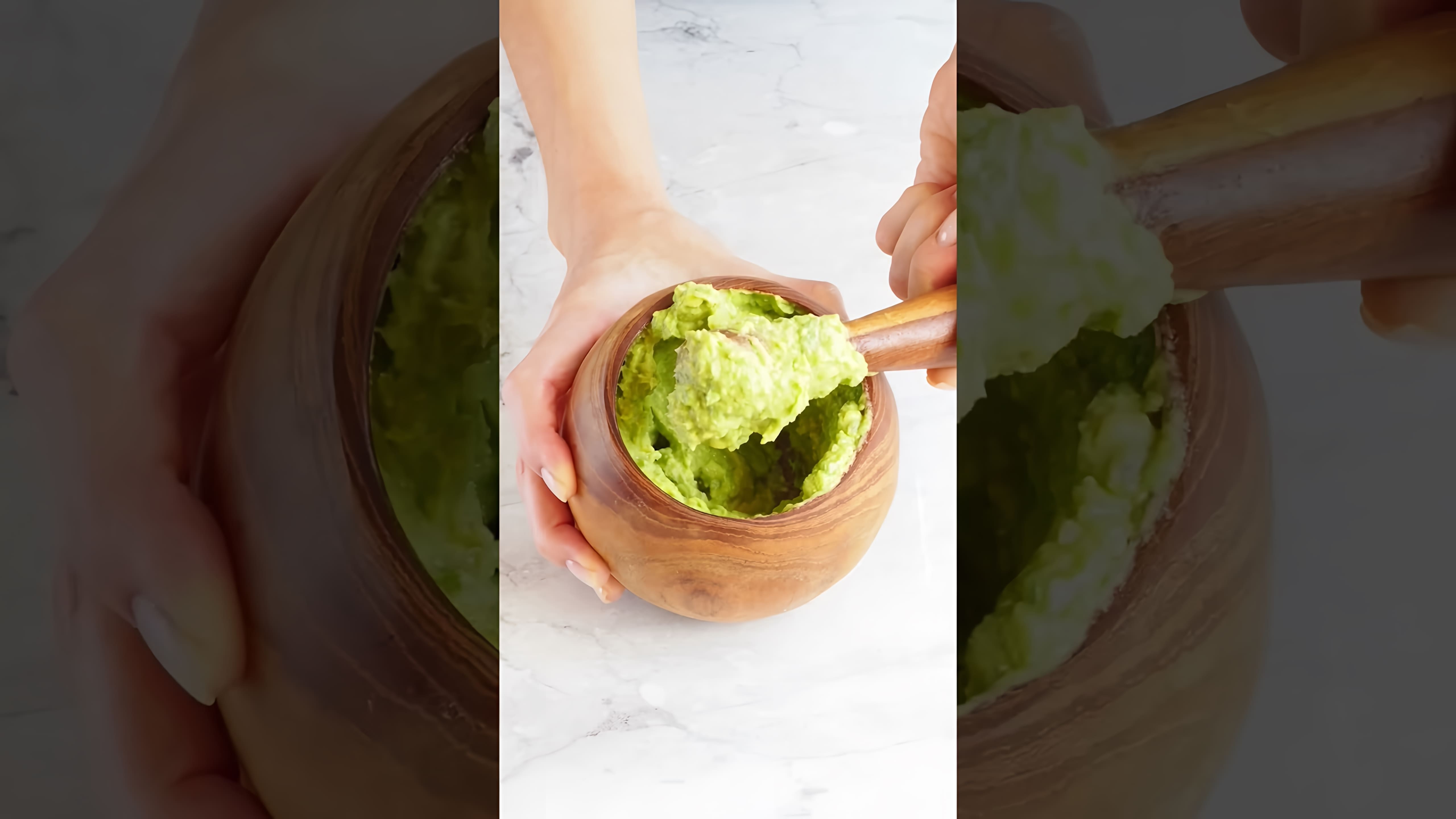 В этом видео рассказывается о рецепте приготовления гуакамоле с авокадо