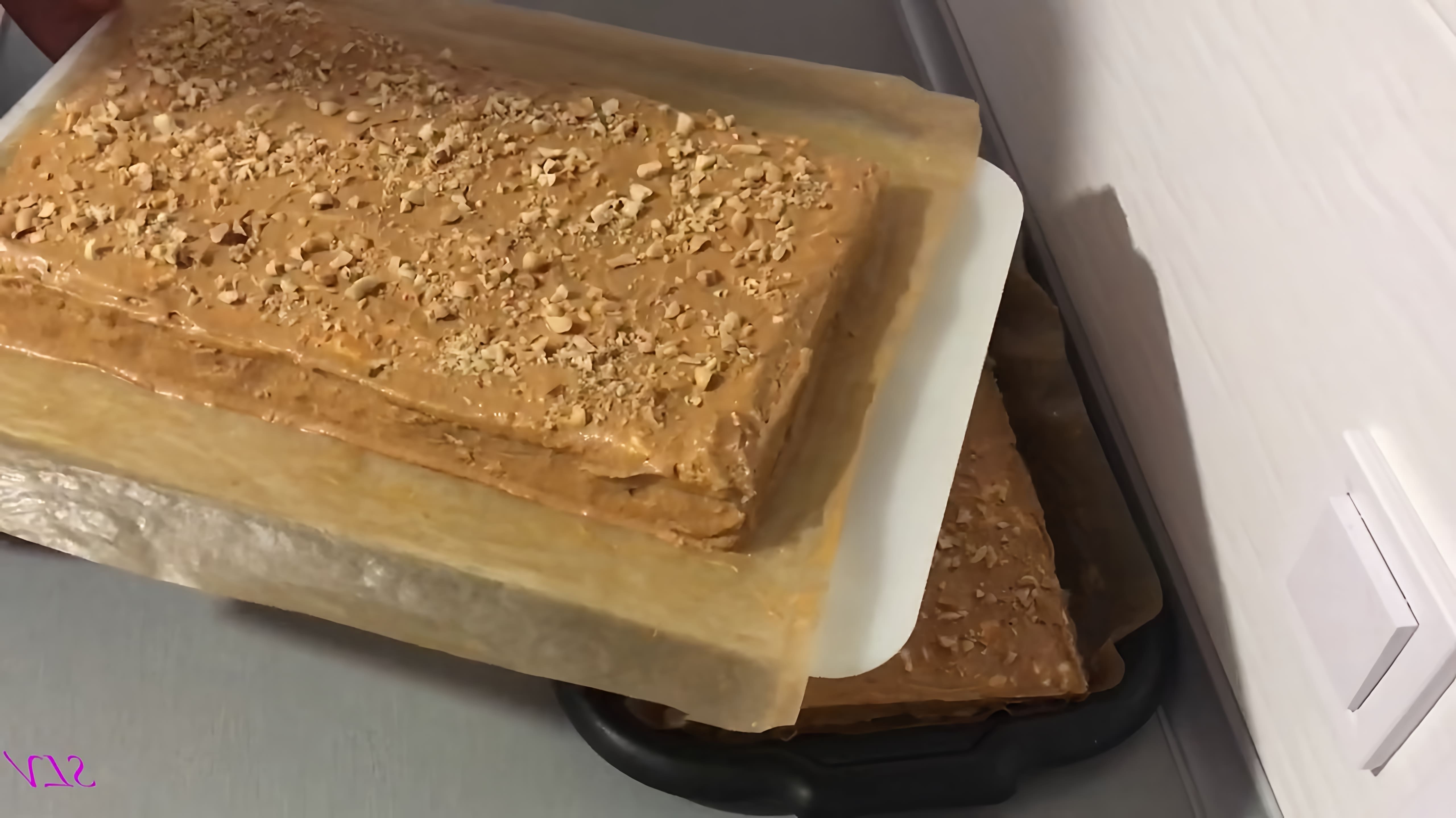 В этом видео демонстрируется процесс приготовления торта "Прекрасная маркиза"