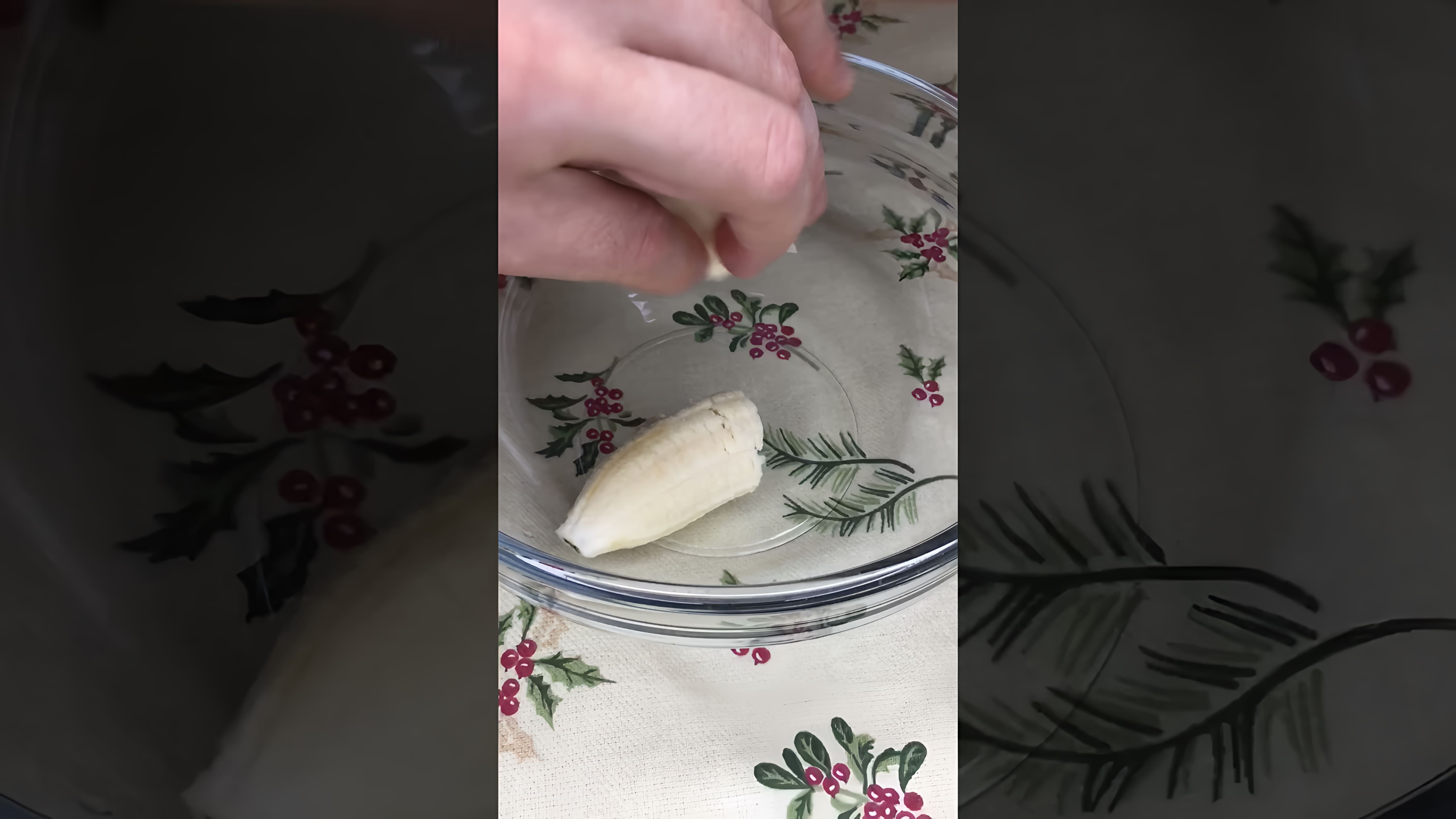 В этом видео демонстрируется рецепт приготовления банановых вафель