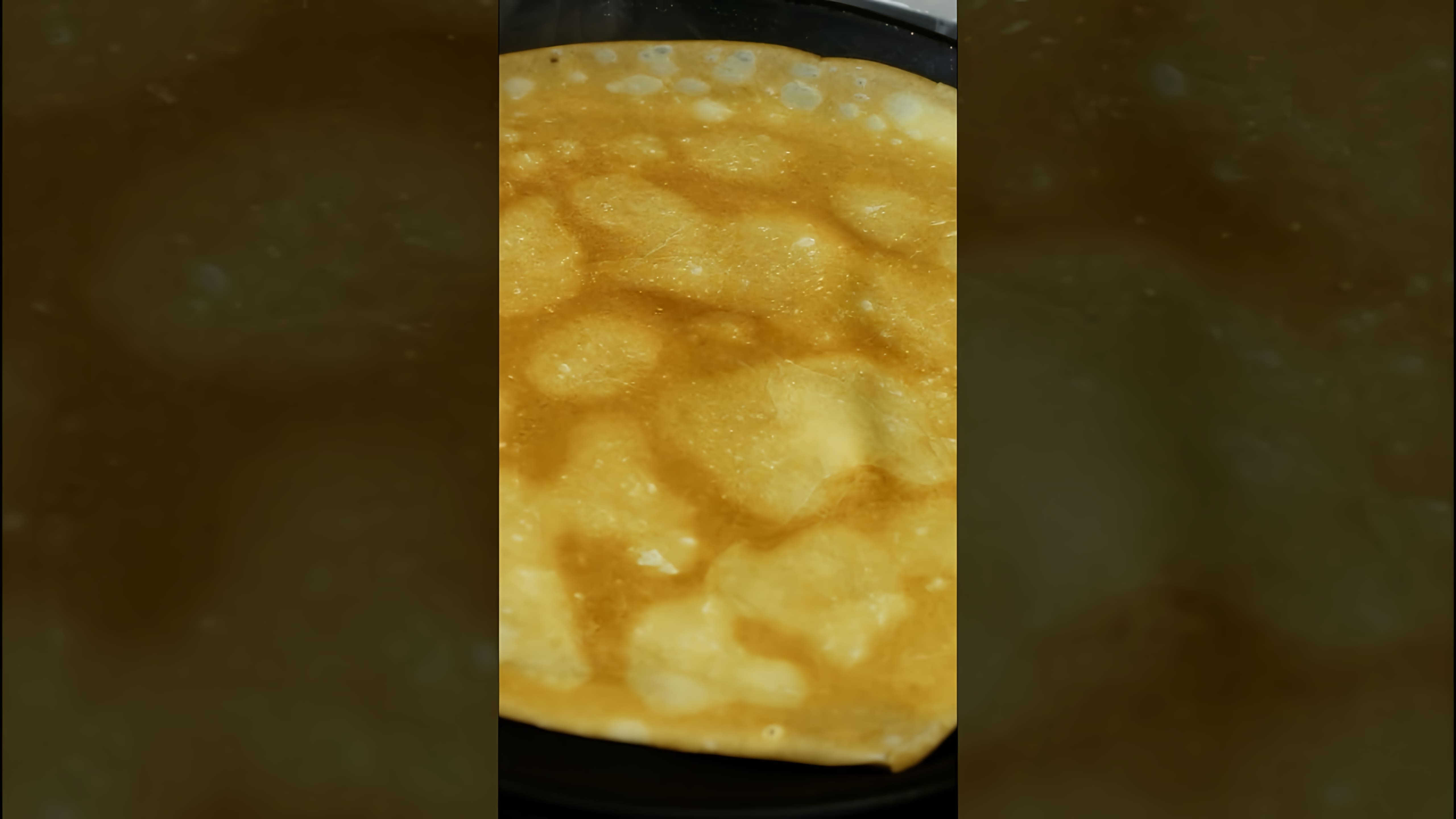 В этом видео демонстрируется процесс приготовления закуски из тоненьких блинчиков
