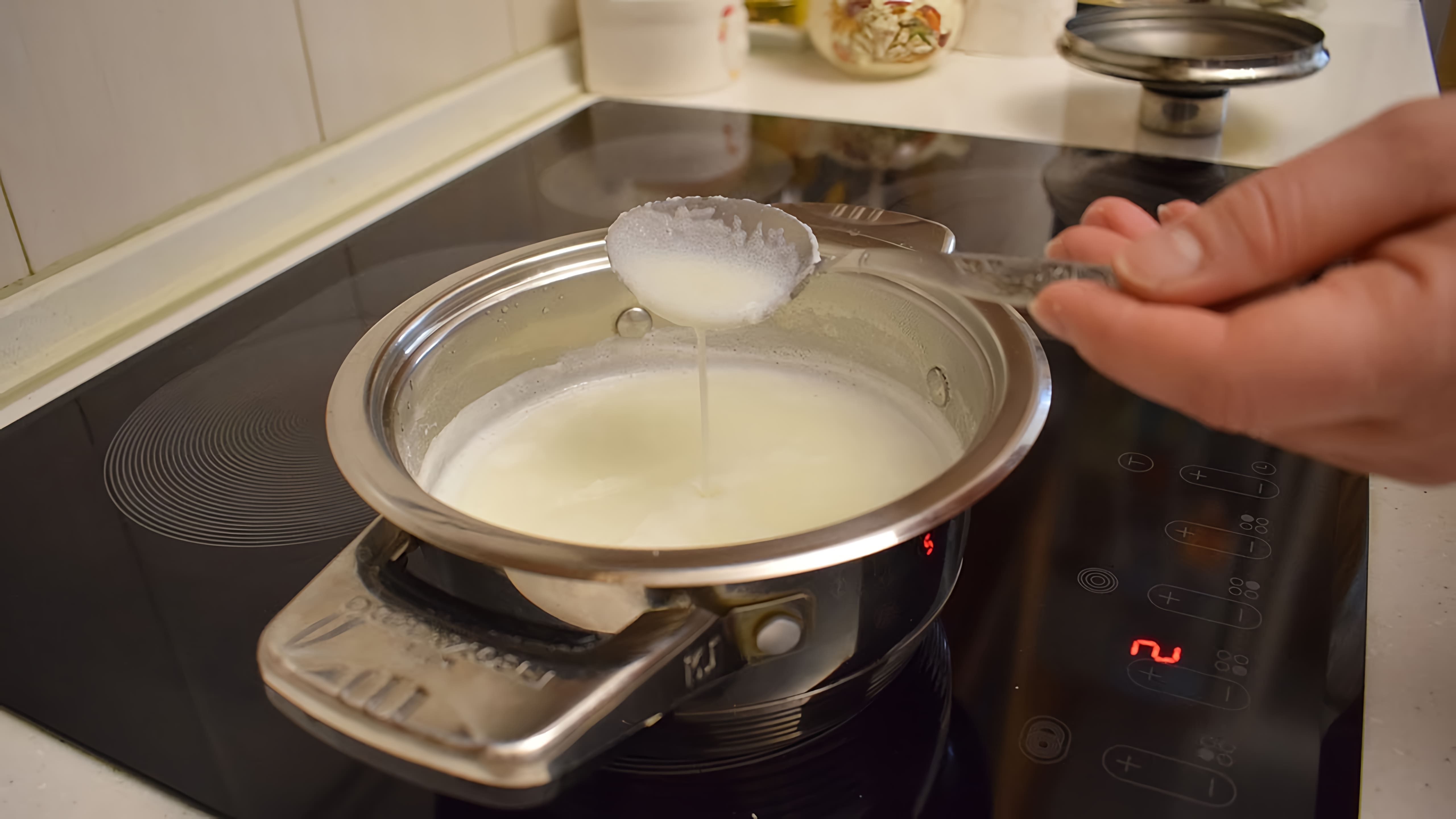 В этом видео показано, как приготовить вкусную манную кашу без комочков
