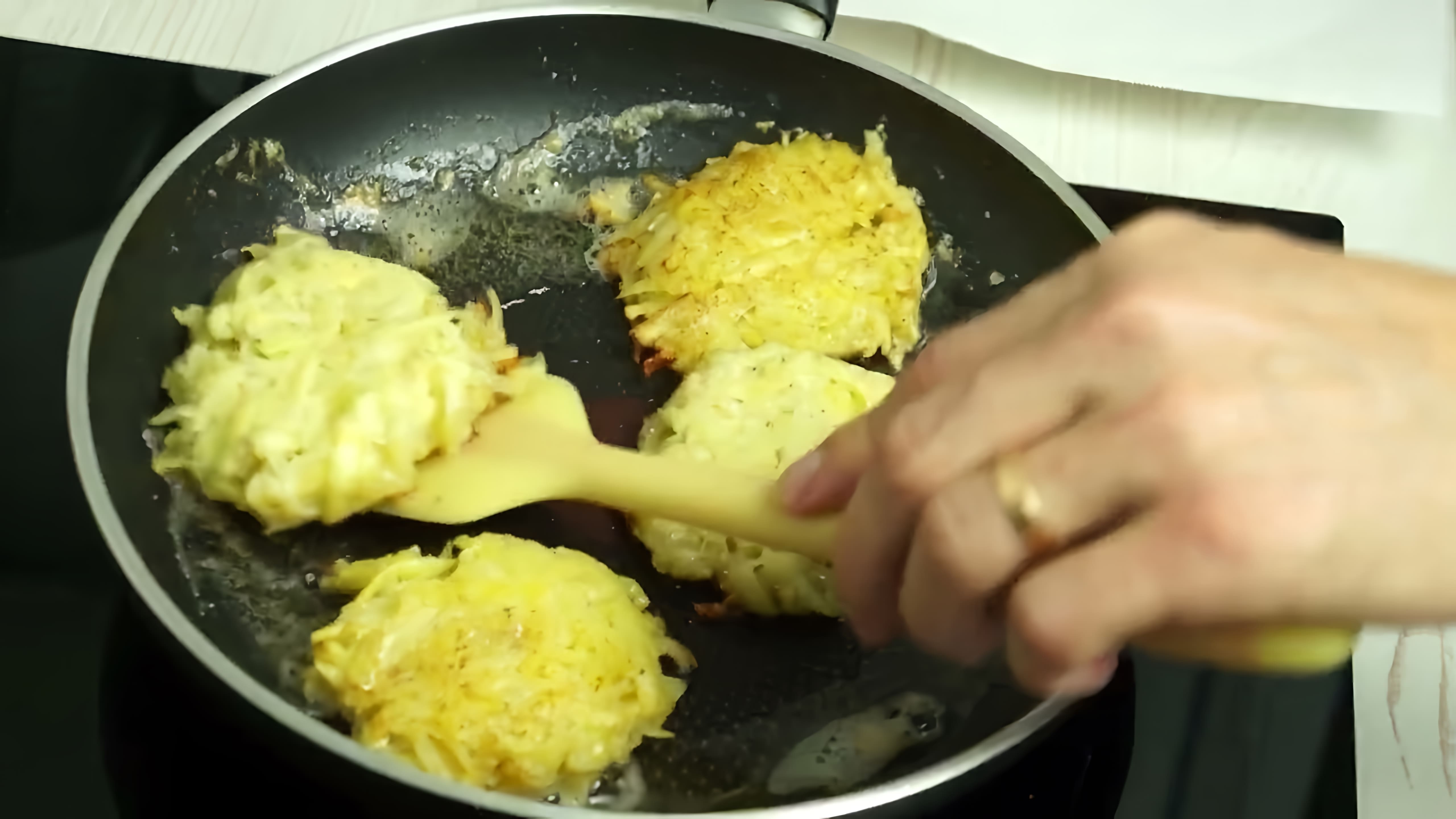 В этом видео демонстрируется простой и быстрый рецепт классических картофельных драников